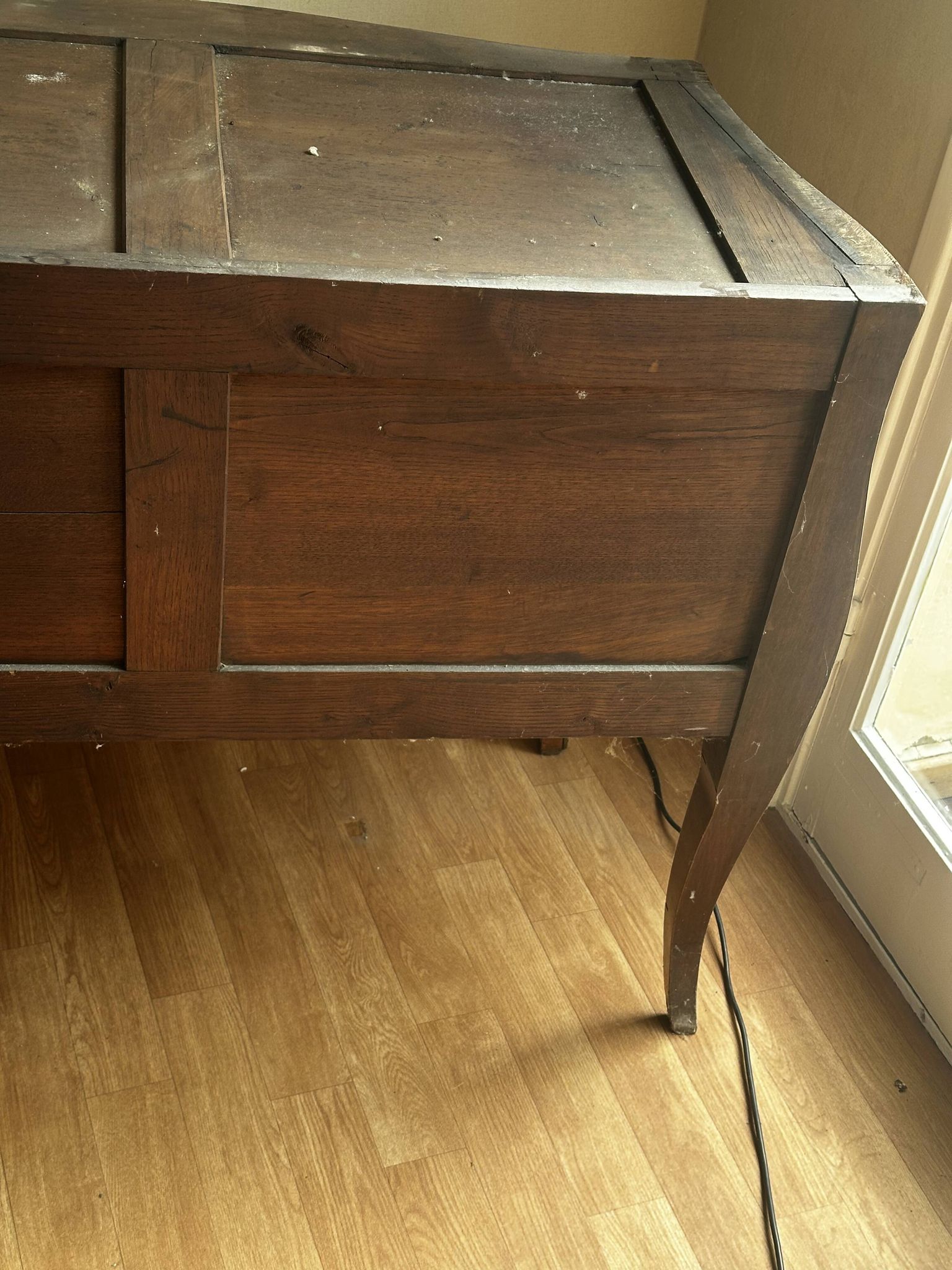 Commode galbée marquetée style Louis XV – plateau marbre- 19 e siècle