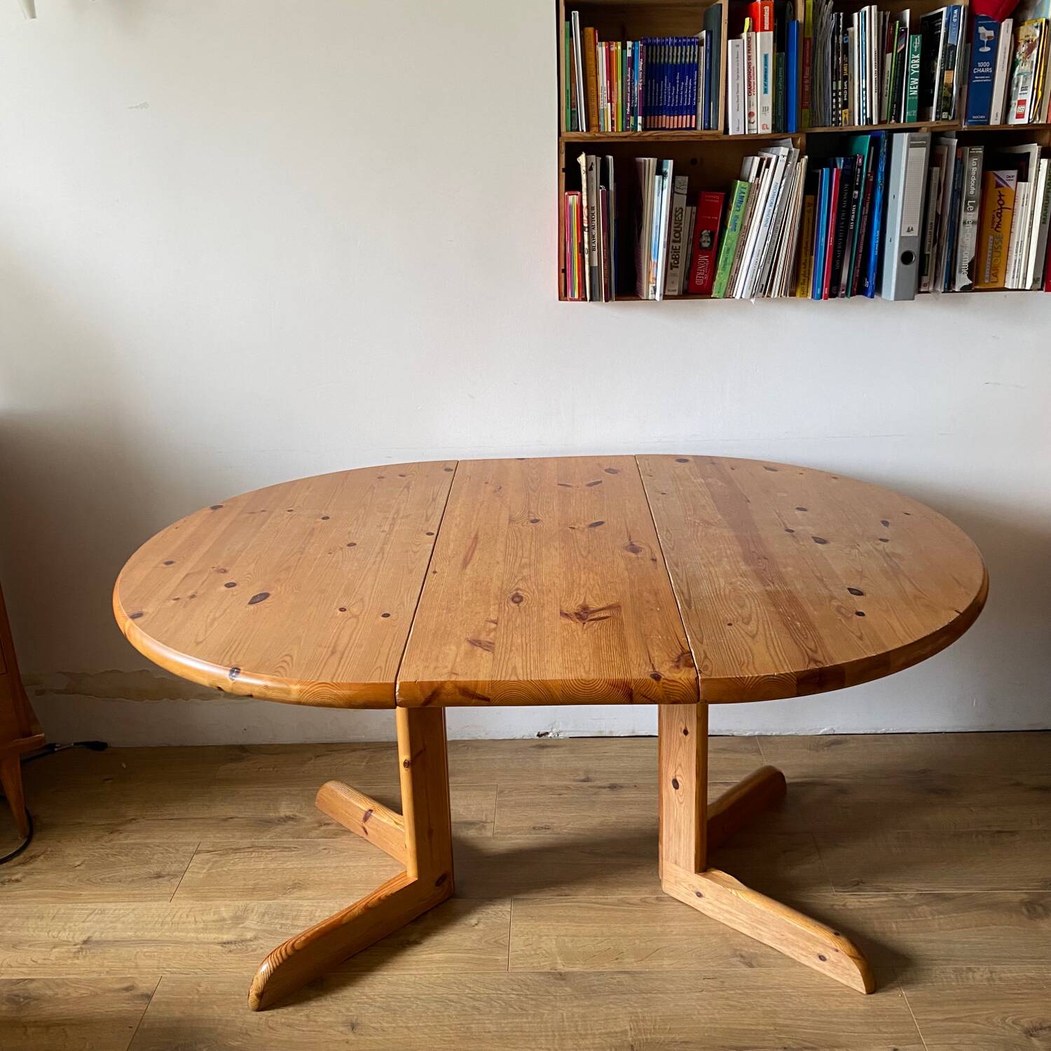 Round solid pine dining table with 2 extensions