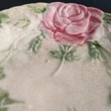 Assiette ancienne française à décor de roses en barbotine