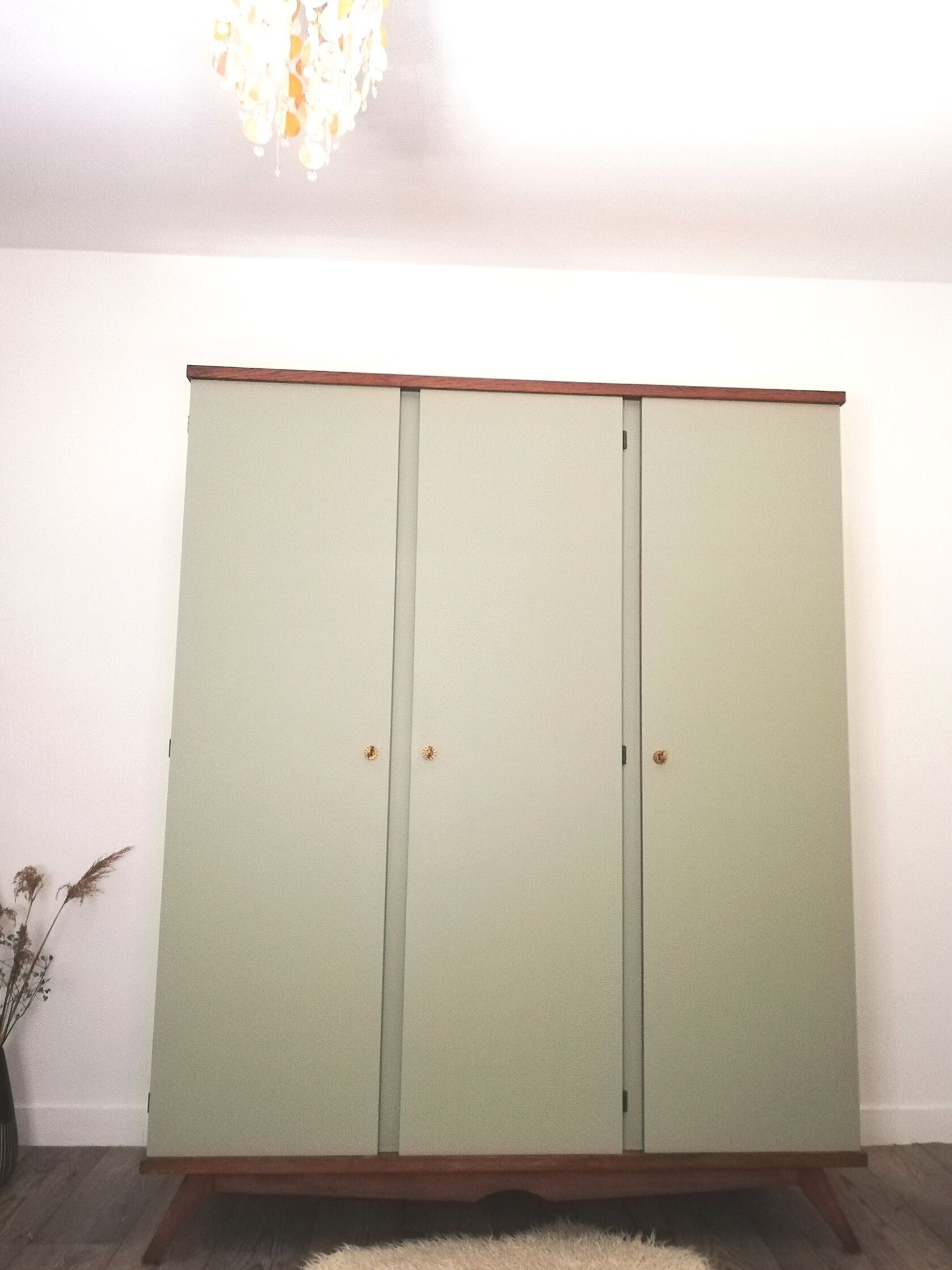 Armoire années 50 chêne et kaki clair