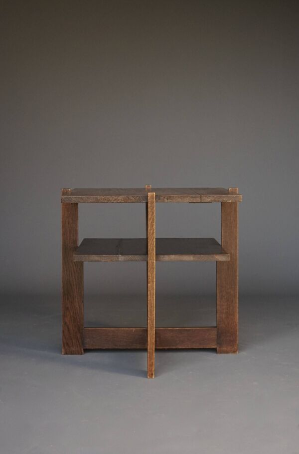 Table d'appoint en chêne de l'école moderniste néerlandaise de La Haye. Années 1930