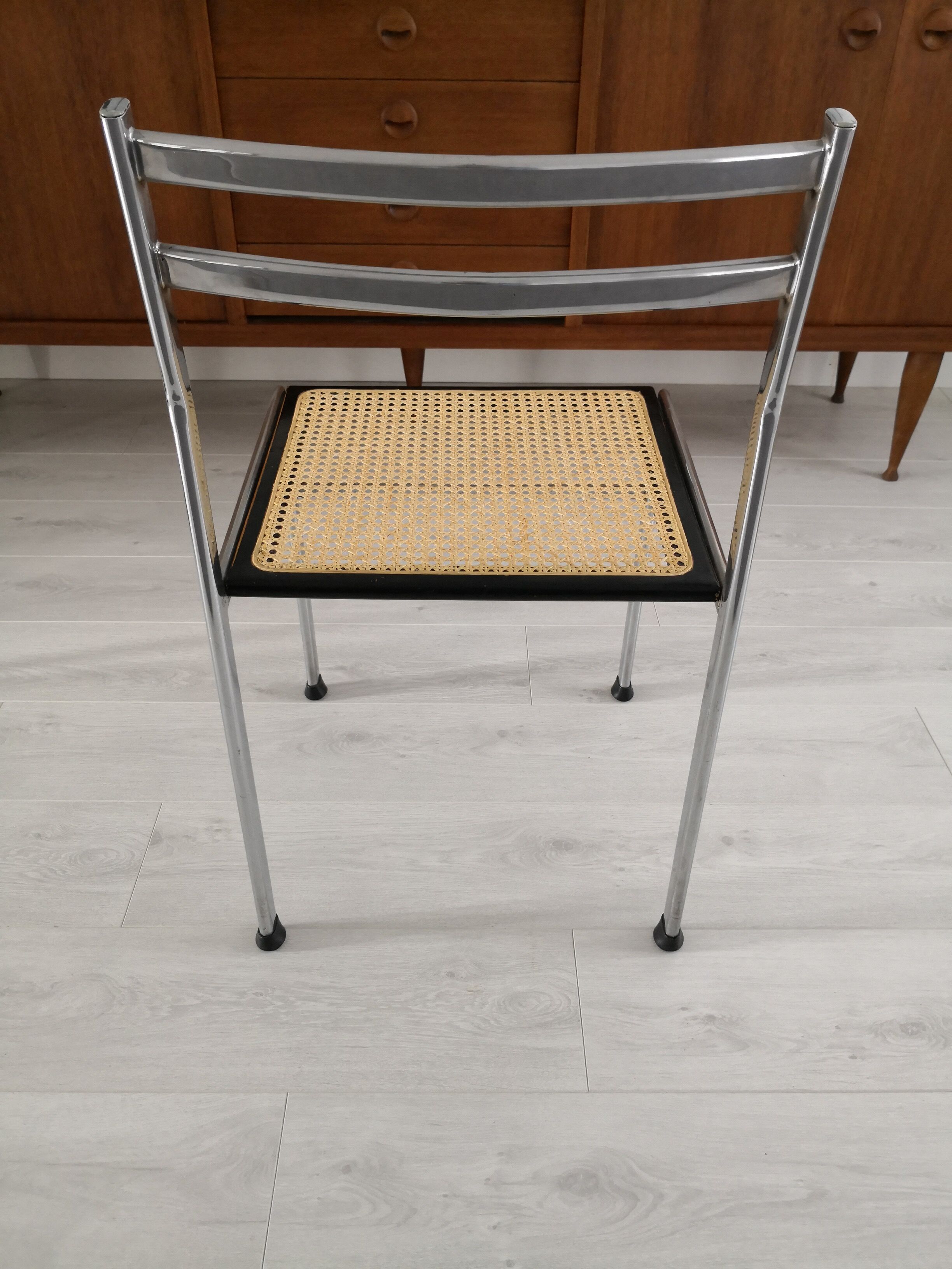 Suite de 4 chaises cannées des années 70/80