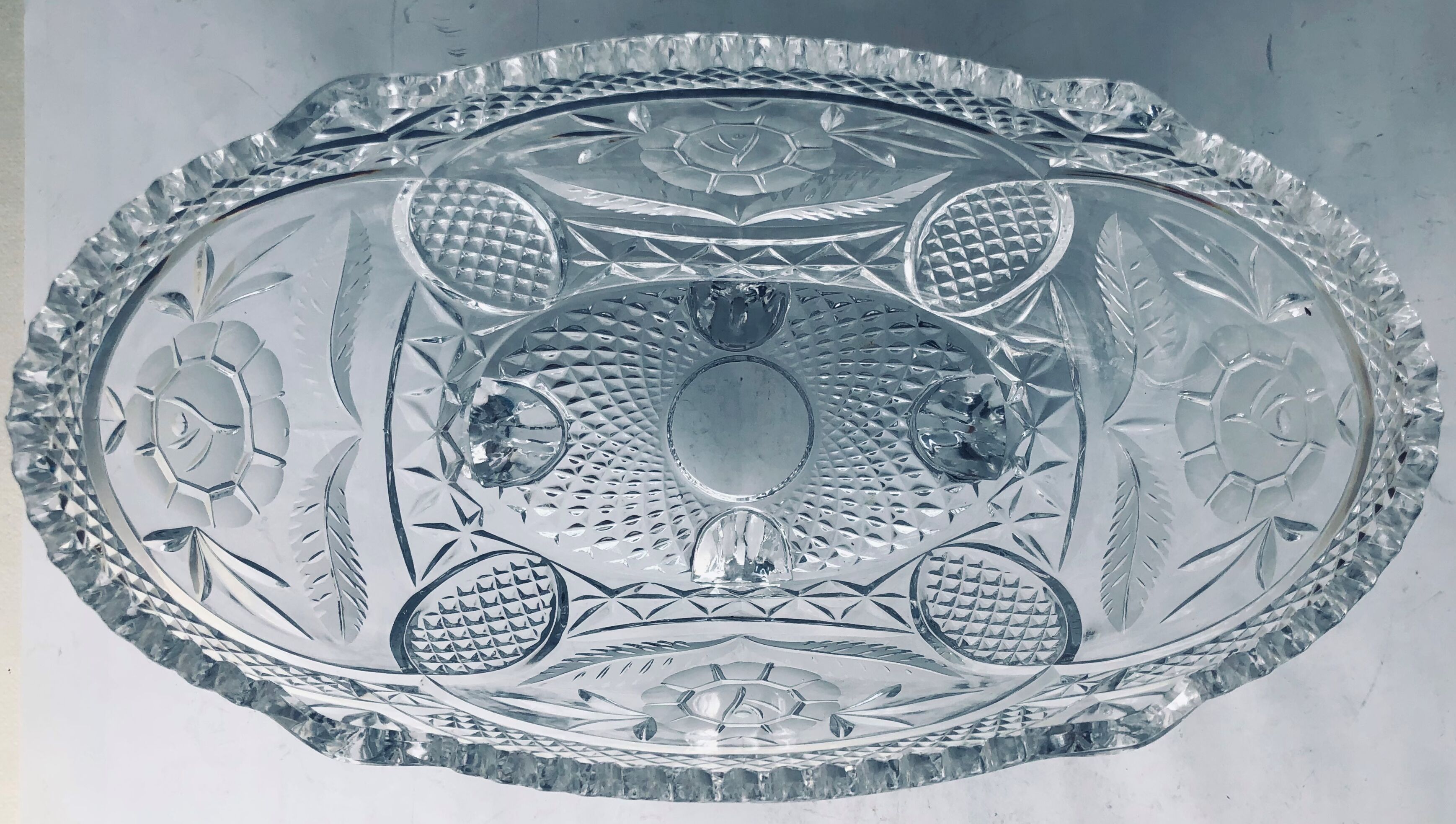 Large cut in cut crystal