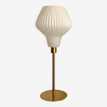 Lampe à poser avec un abat-jour vintage ancien en verre blanc, comme un origami et un pied doré