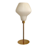 Lampe à poser avec un abat-jour vintage ancien en verre blanc, comme un origami et un pied doré