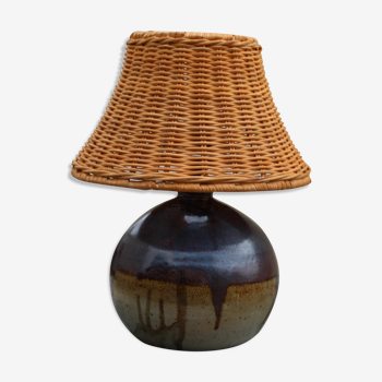 Lampe en grès vernissé et rotin