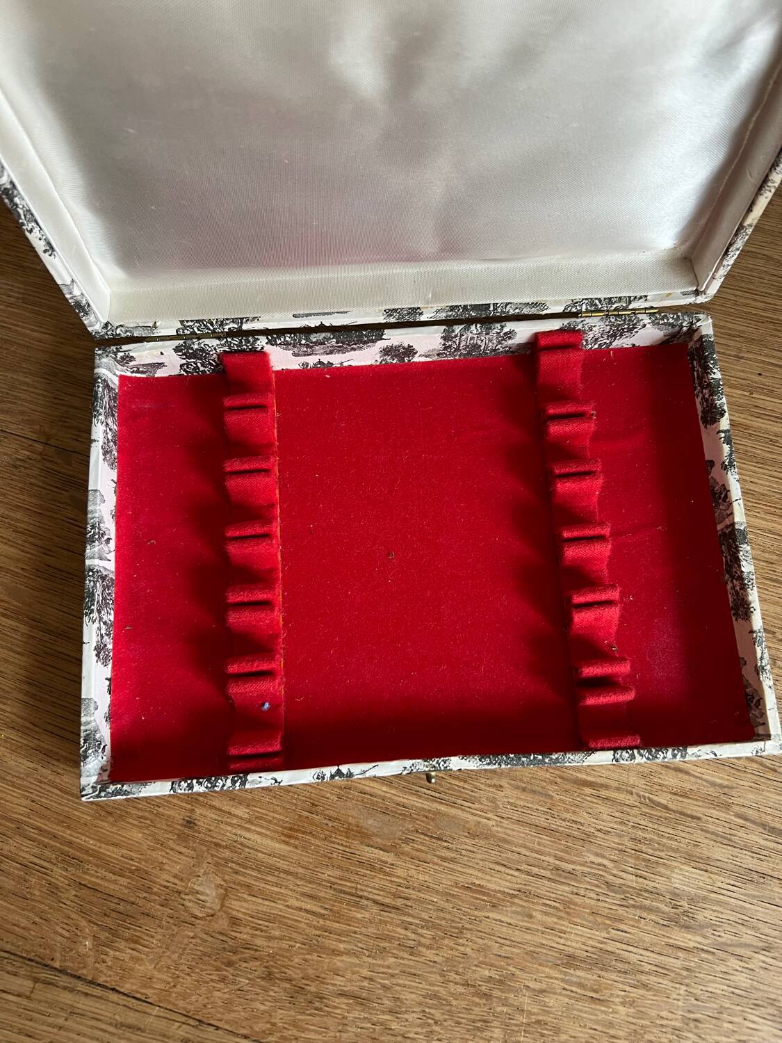 12 cheese or dessert knives