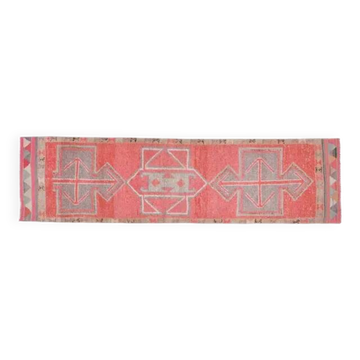 Tapis coureur vintage turc Oushak fait main en laine et coton rose des années 1970 93X323