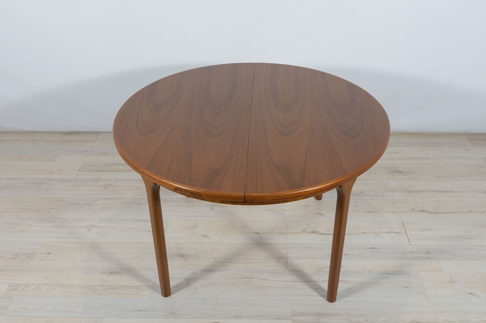 Round extendable dining table from McIntosh, 1960s