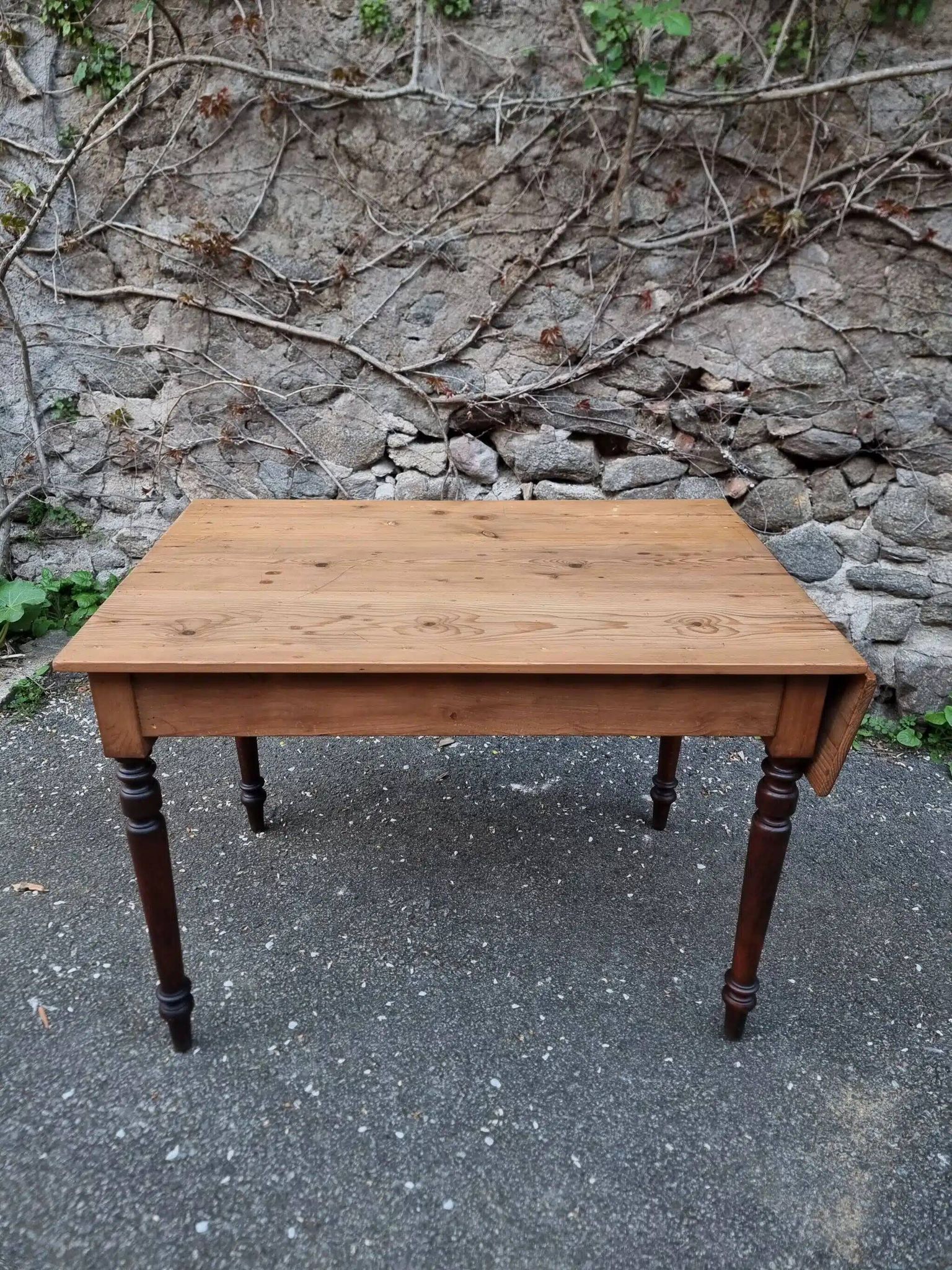 Vintage pine table with drop-leaf extension and turned beech legs, France, 1930s.