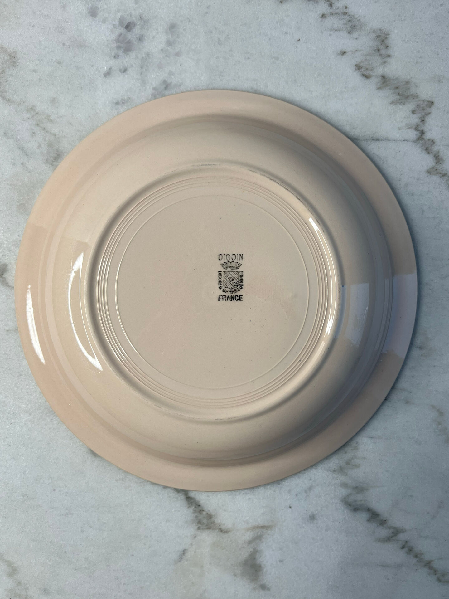 Plat de présentation en faïence Digoin couleur rose 26cm