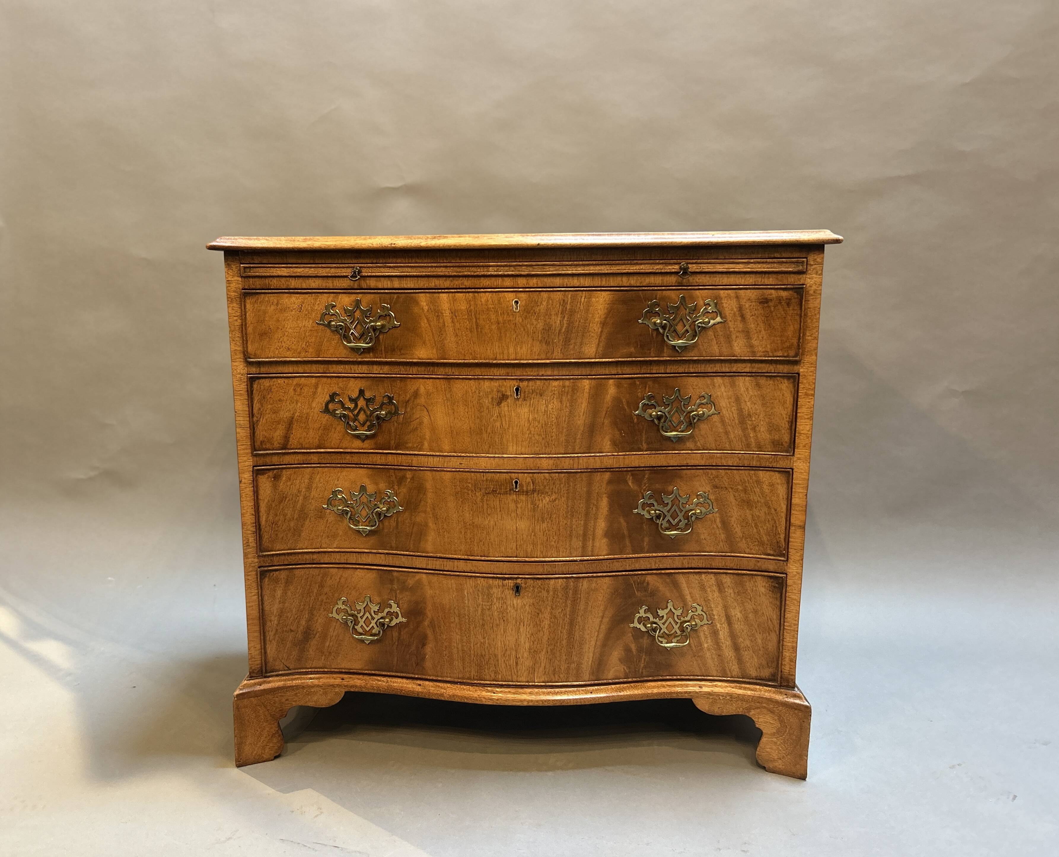 C19th Mahogany Chest Of Drawers Of Serpentine Outline
