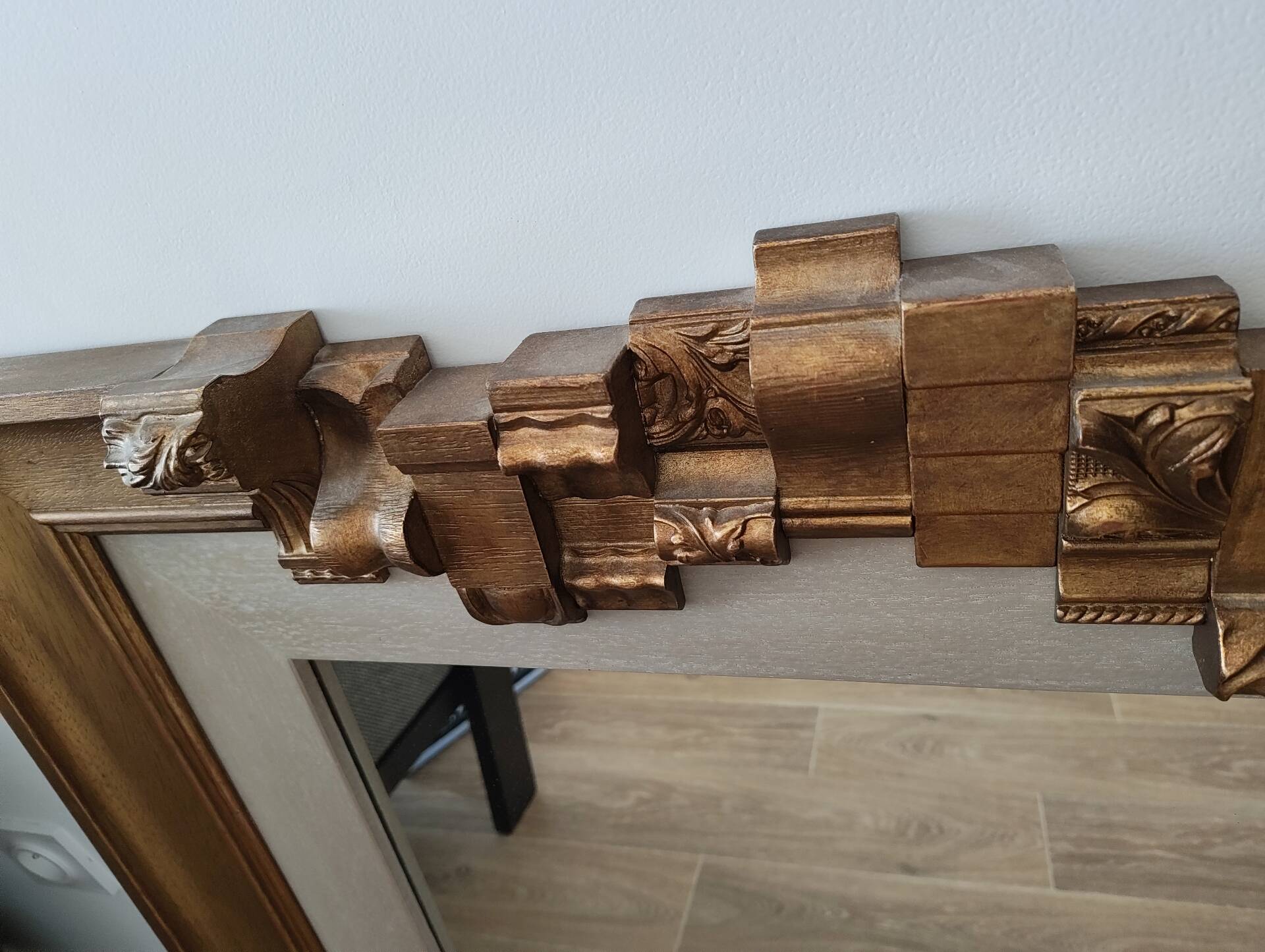 Wall mirror
