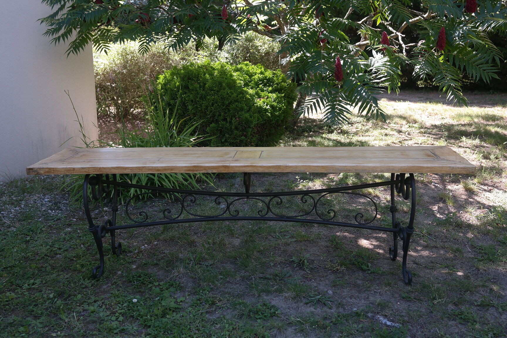 Pairs of benches in light wood and tubular metal