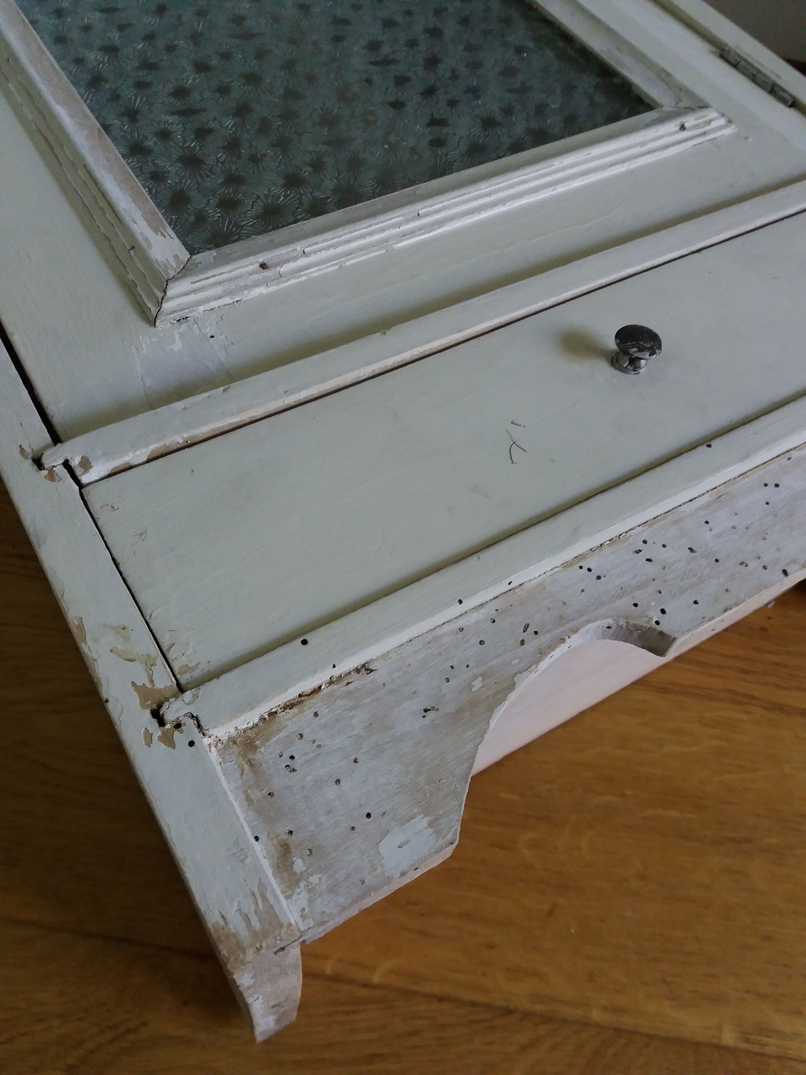 Medicine or toilet cabinet