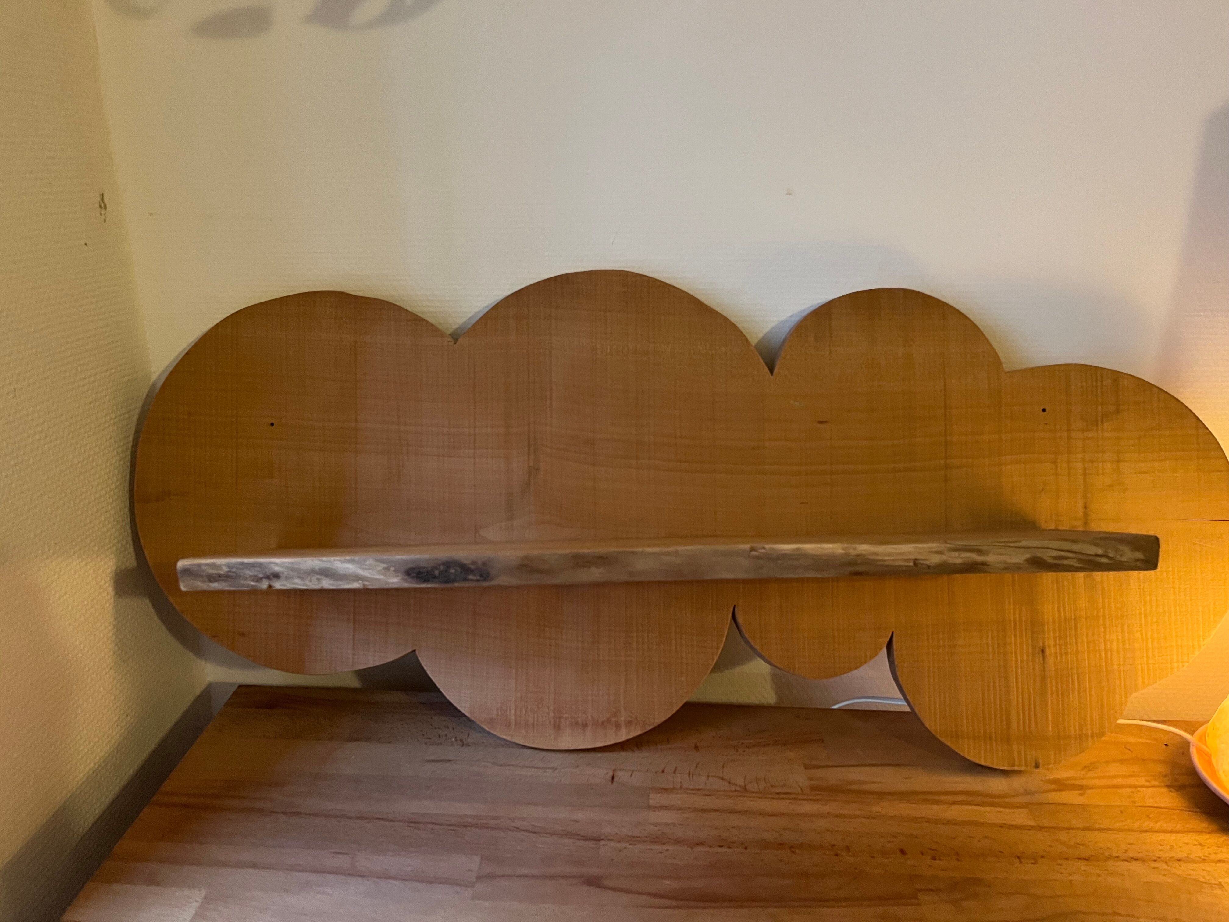 Cloud-shaped shelf made of solid wood