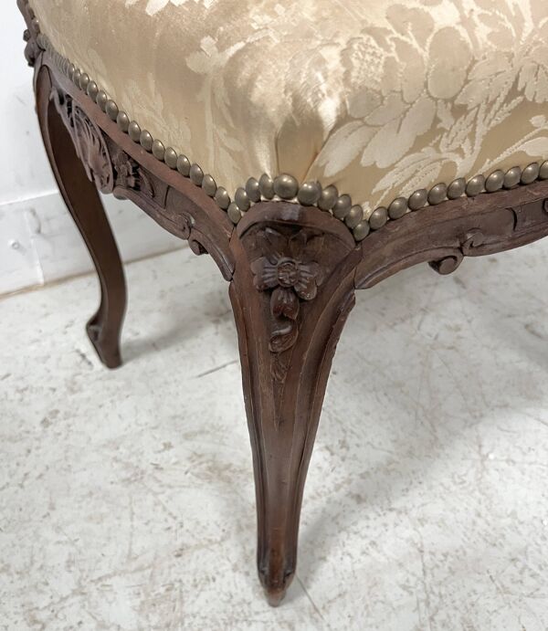 Suite de deux chaise et un tabouret de style Louis XV en noyer
