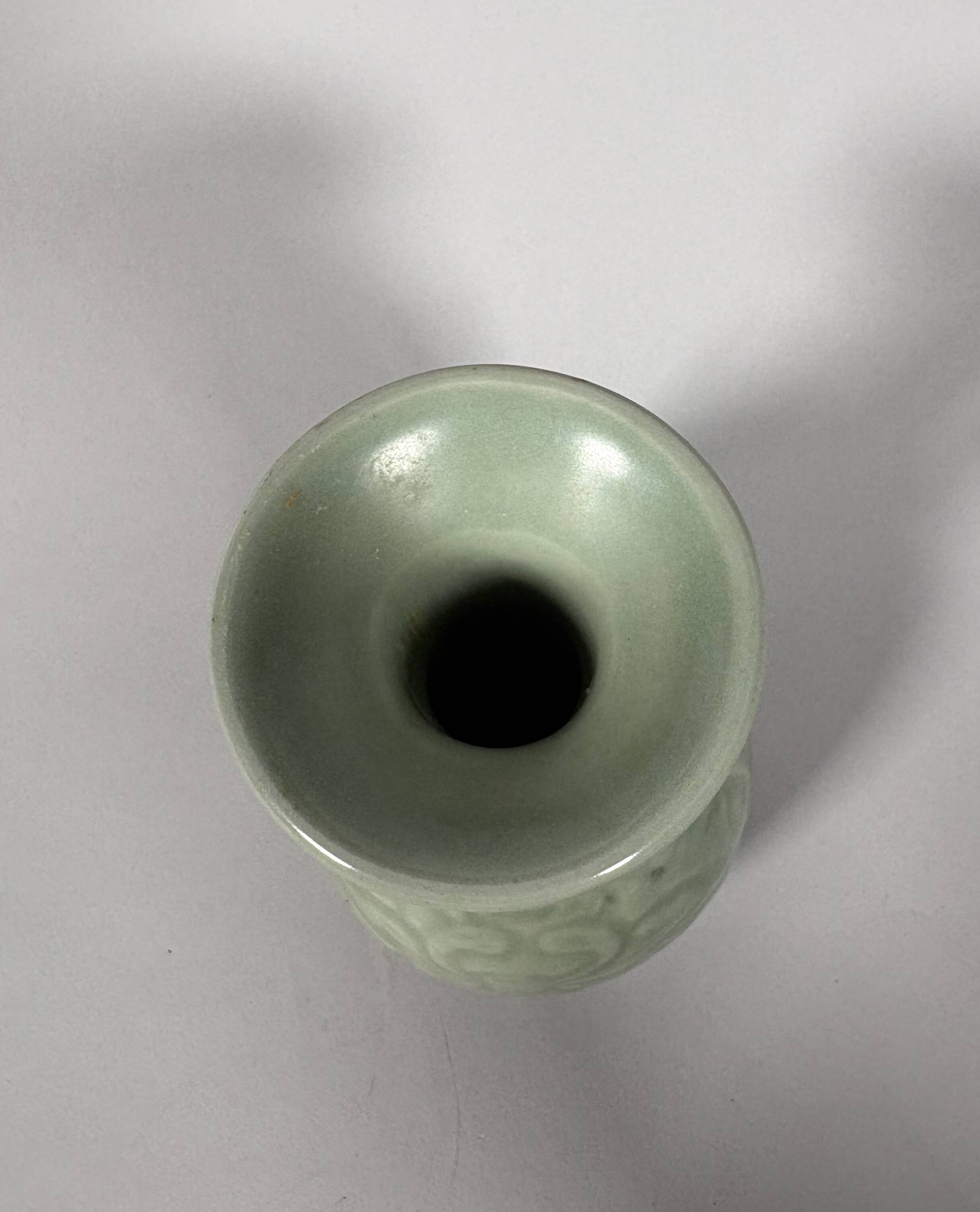 Celadon stoneware vase Longquan Yuan-Ming Dynasty - China