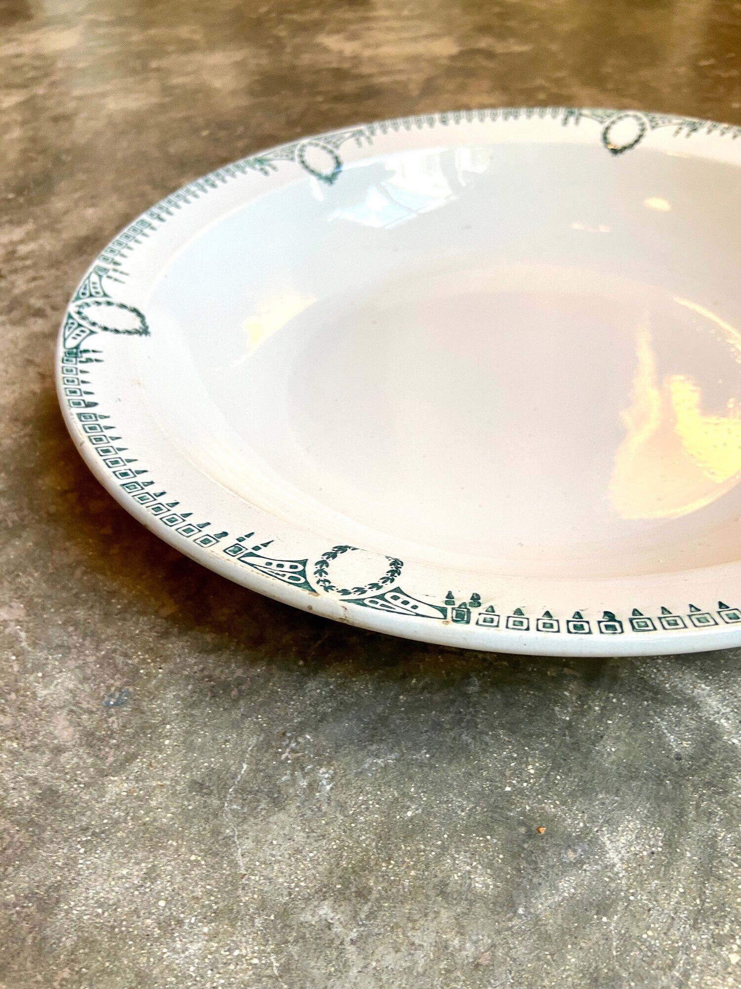 Round and hollow dish St Amand & Hamage in white and blue iron earth