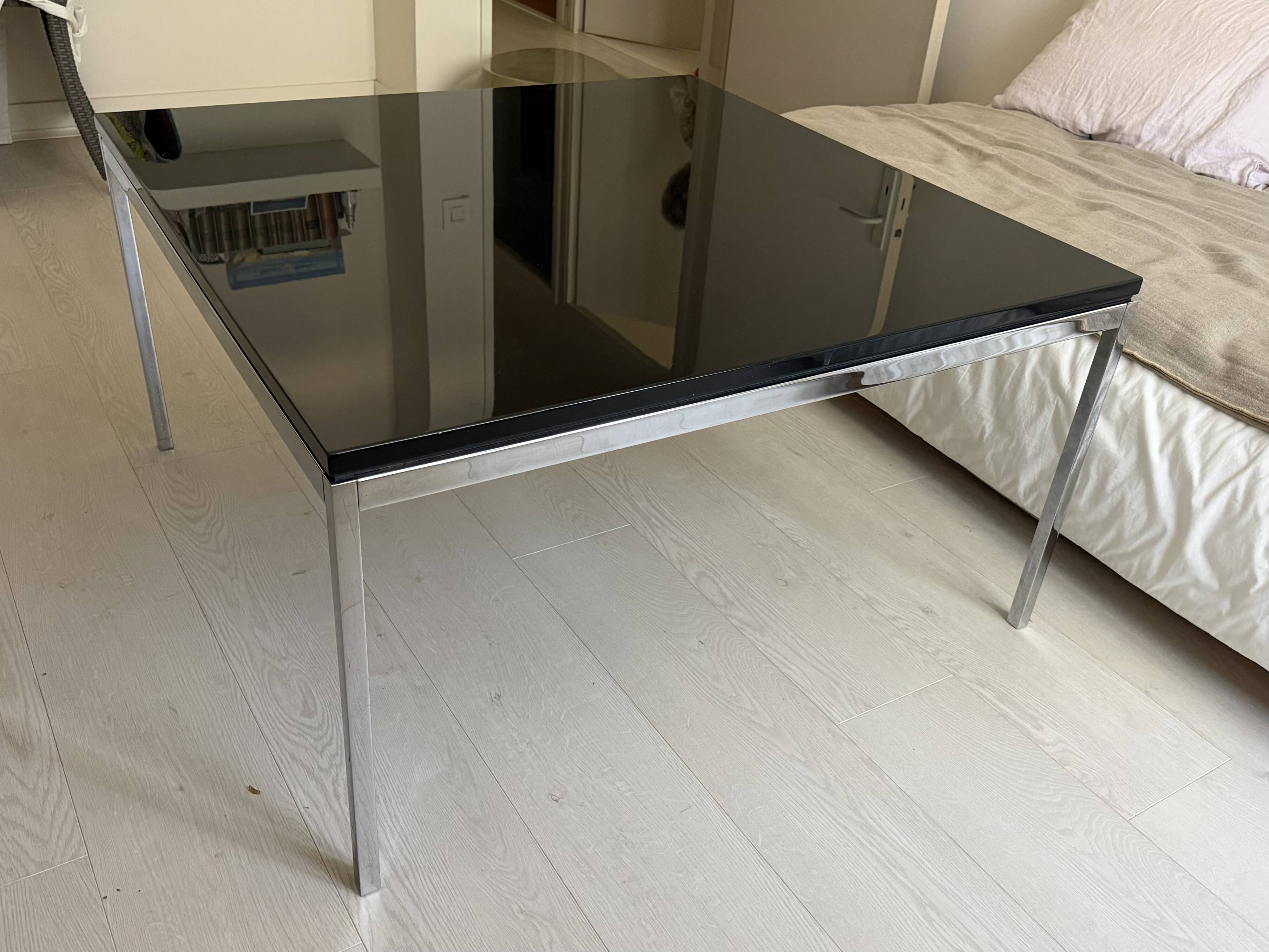 Square black lacquered coffee table designed by Tobia Scarpa for Knoll.