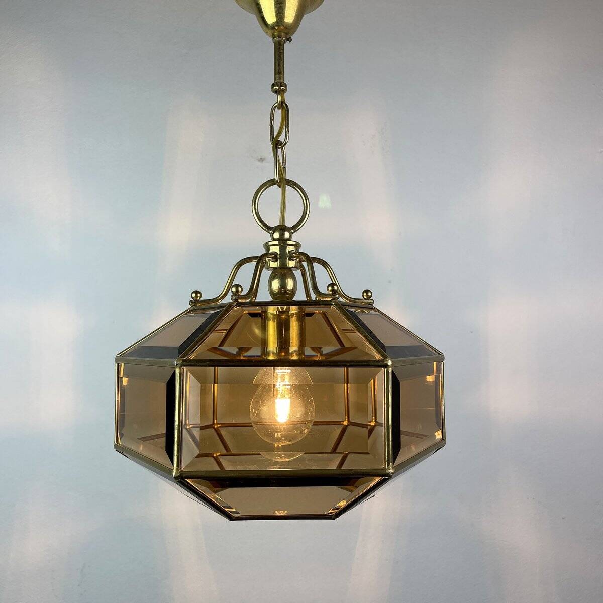 Vintage hexagonal diamond-cut crystal chandelier in gilded brass, Italy, 1960s.
