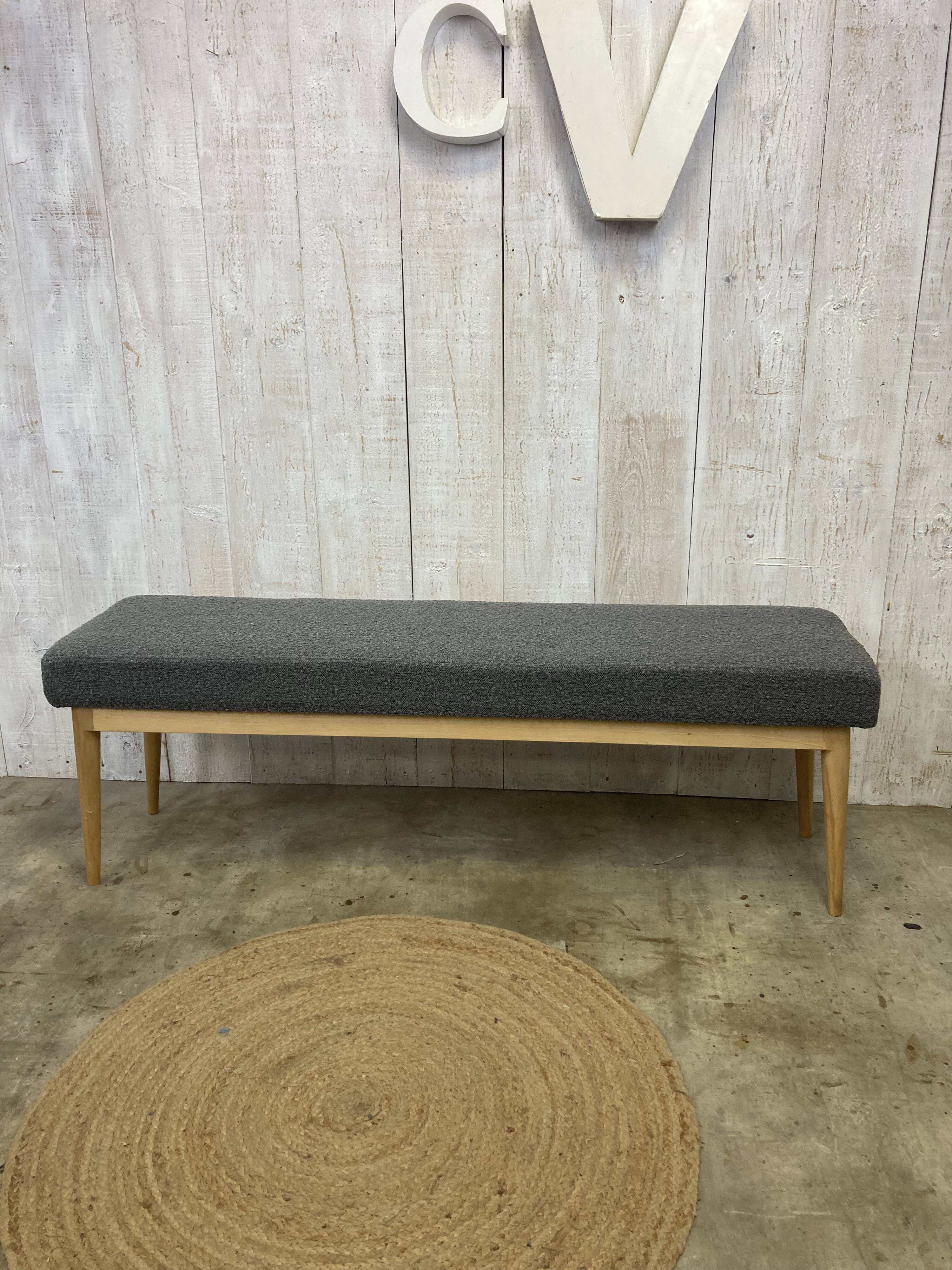 Scandinavian bench with curls