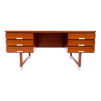 Teak Desk, Eigil Petersens Mobelfabrik, Denmark, 1970s.