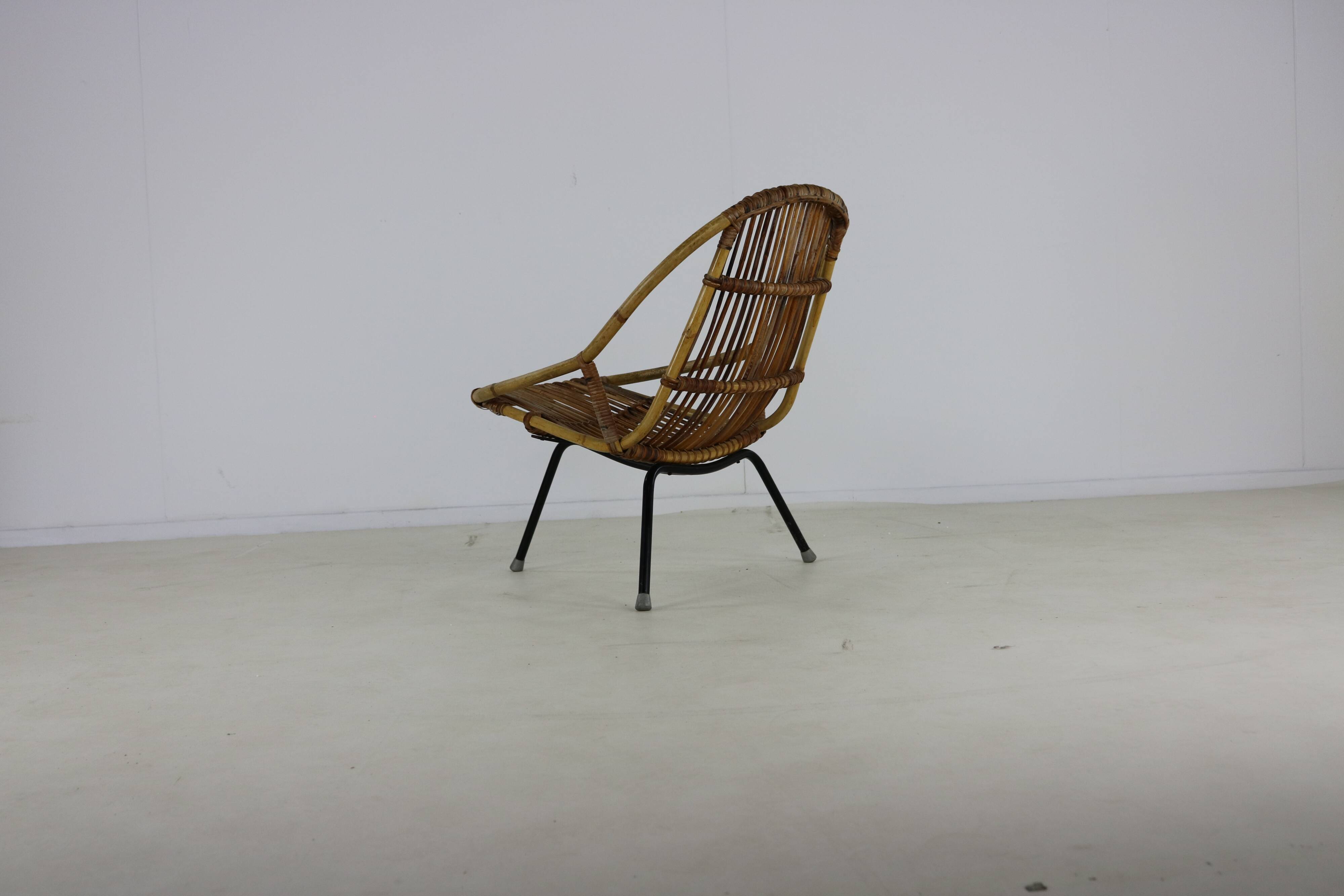 Three legged dutch design rattan easy chair by D. van Sliedregt