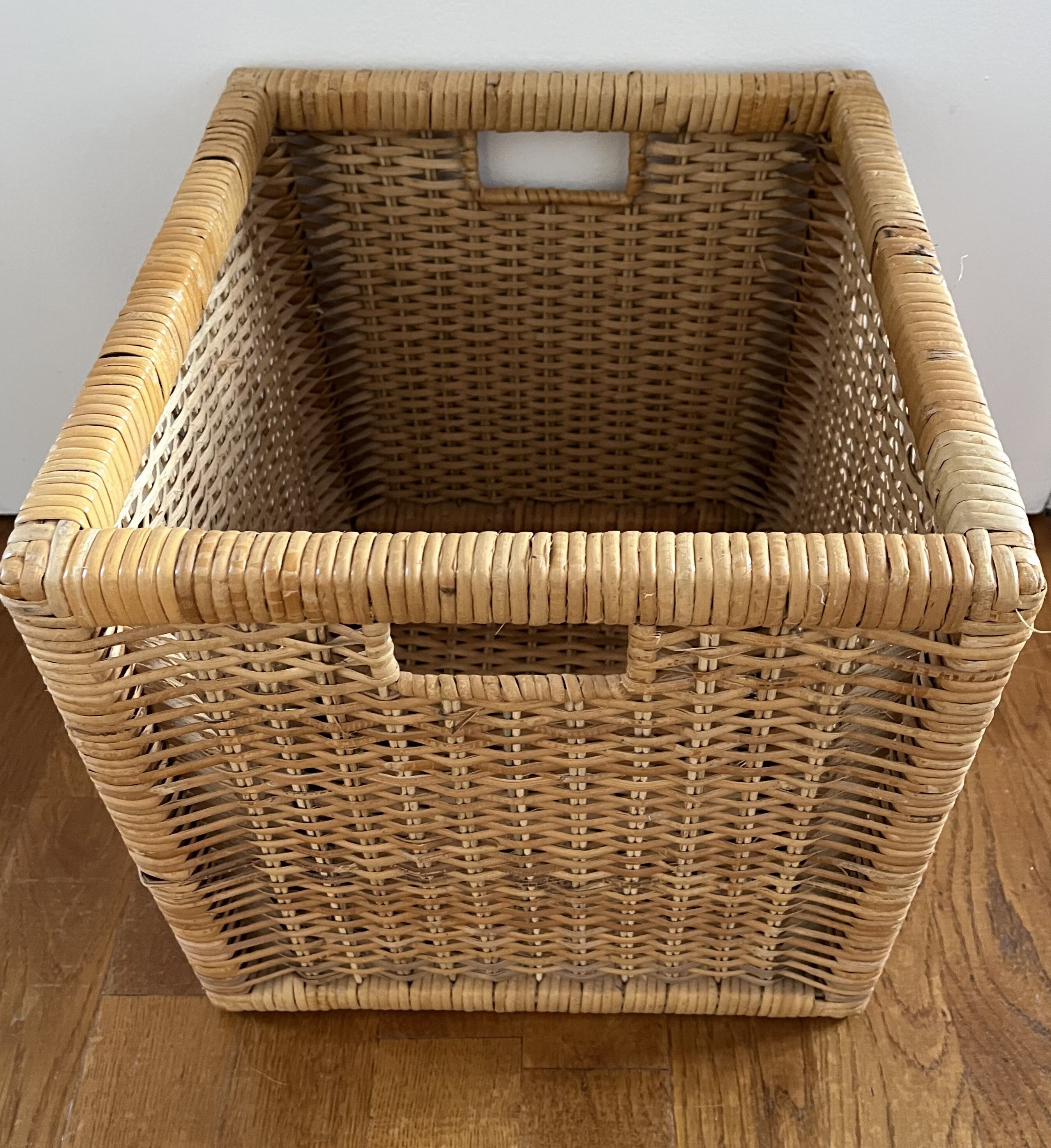 Square wicker box/basket