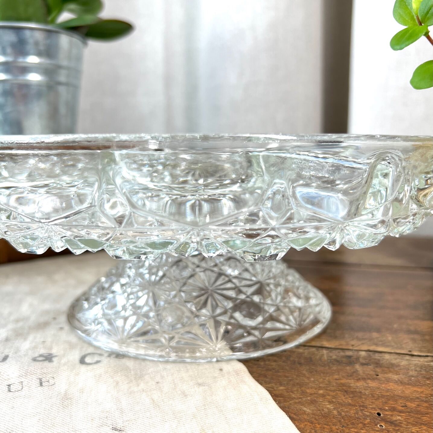 Stand chiseled crystal servant