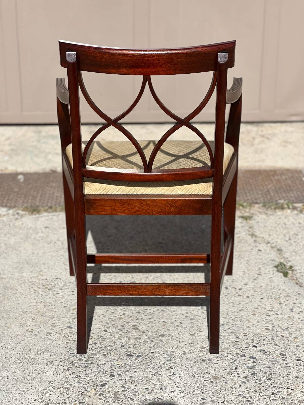 English Sheraton-style mahogany dining room set from the 20th century.