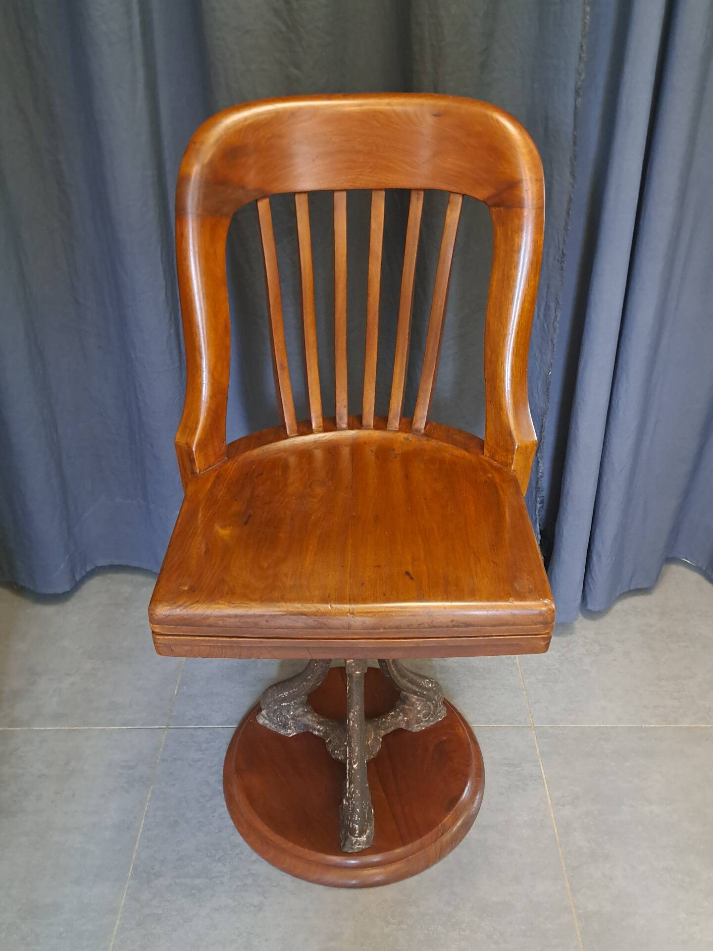Swivel American chair in walnut and cast iron