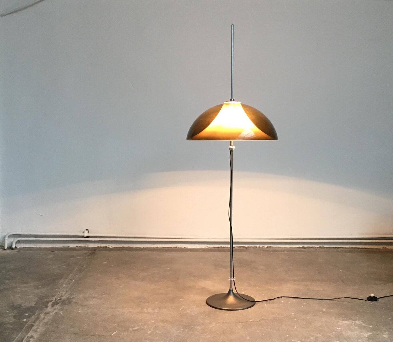 Floor lamp in metal and plastic by Gino Sarfatti for Gepo, 1970s.