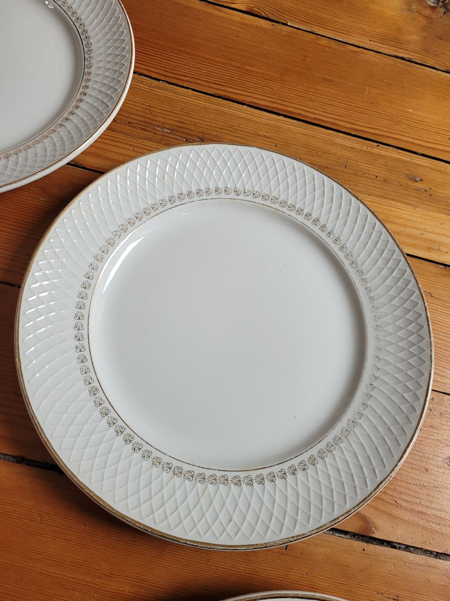 Set of 8 L'Eclat L'Amandinoise flat plates