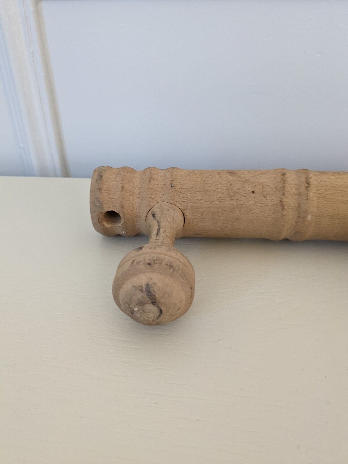 Wall-mounted coat rack with 3 hooks