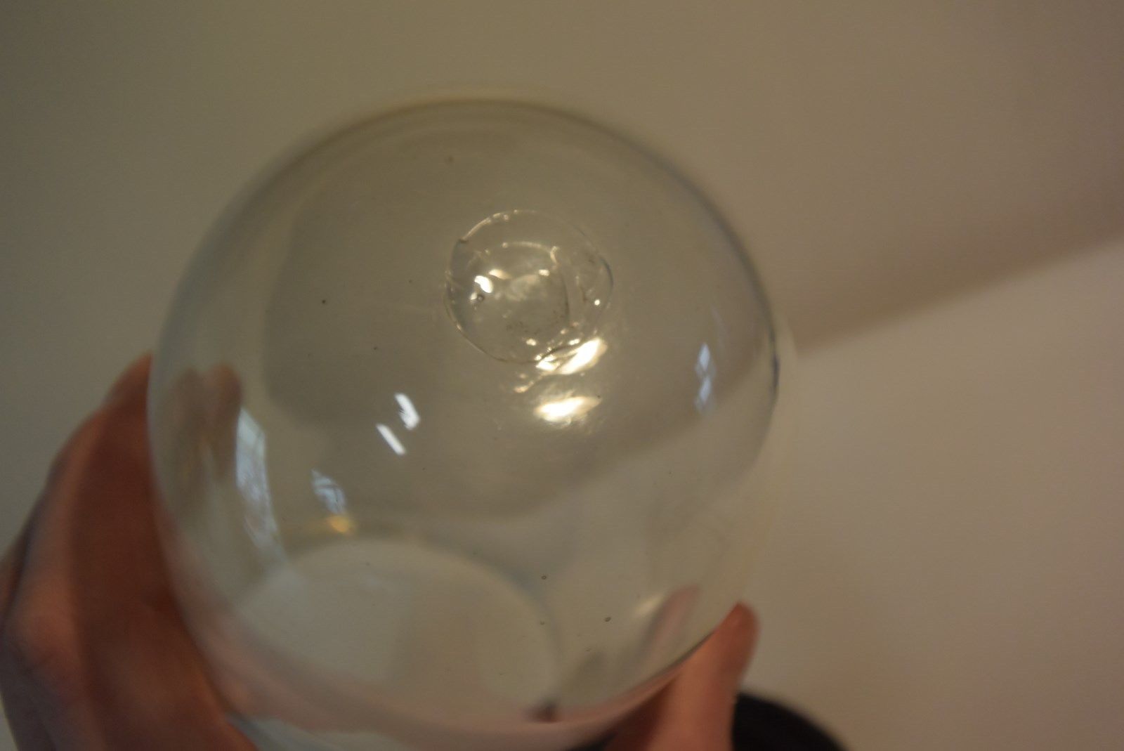 Support en bois avec globe en verre