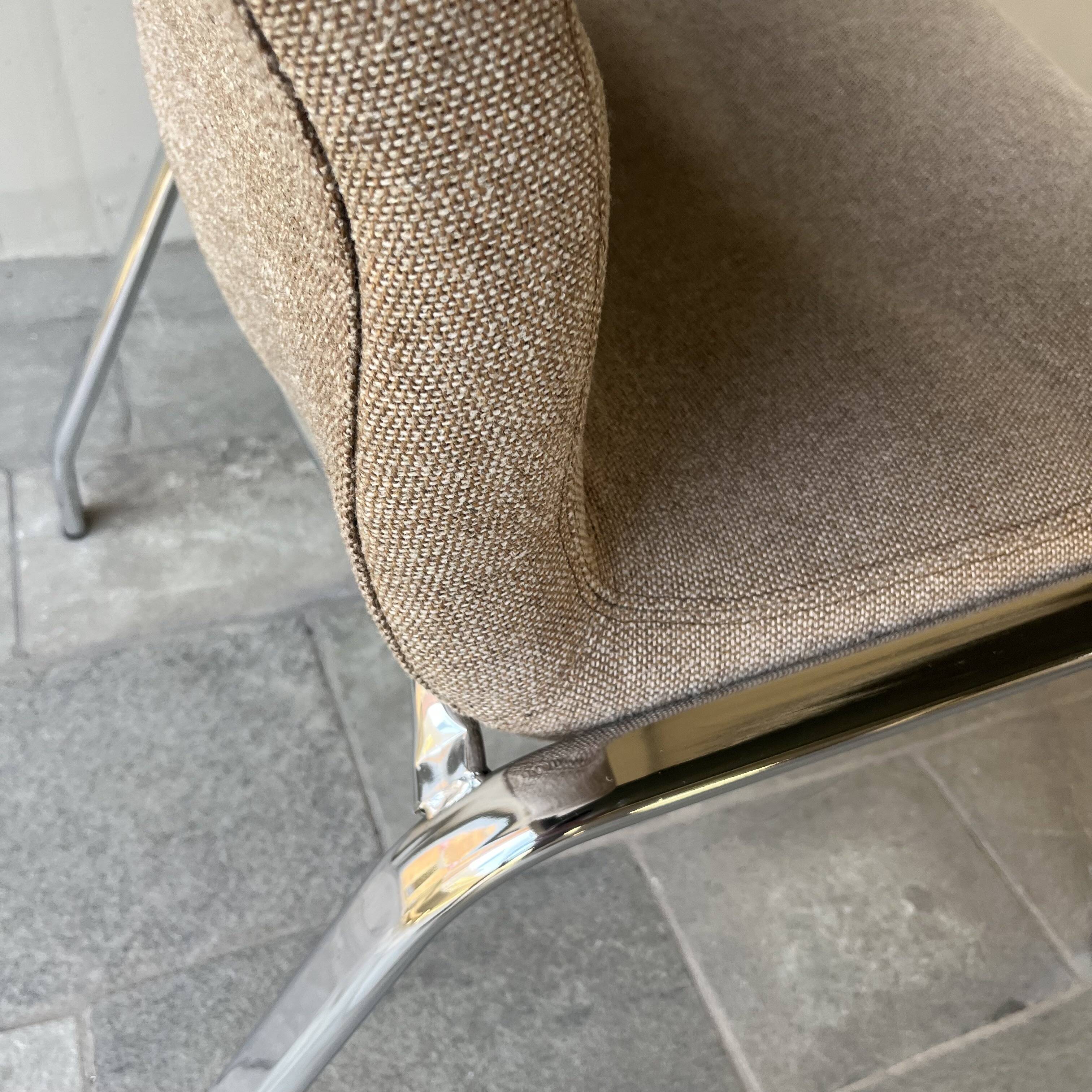 Fauteuil bas vintage chrome et tissu gris/beige