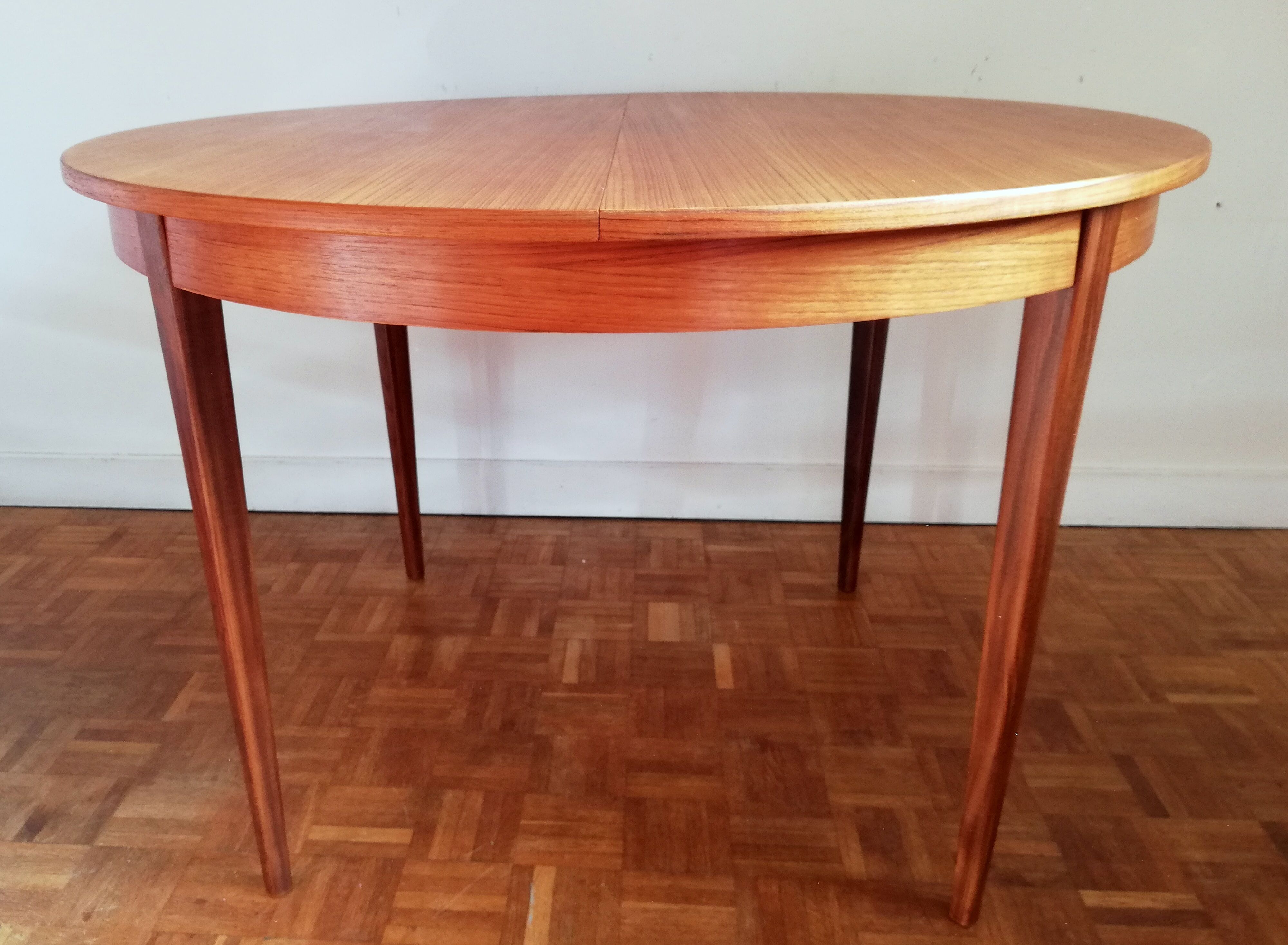 Scandinavian extendable renovated round table