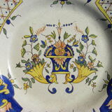 Grande assiette en faïence ancienne