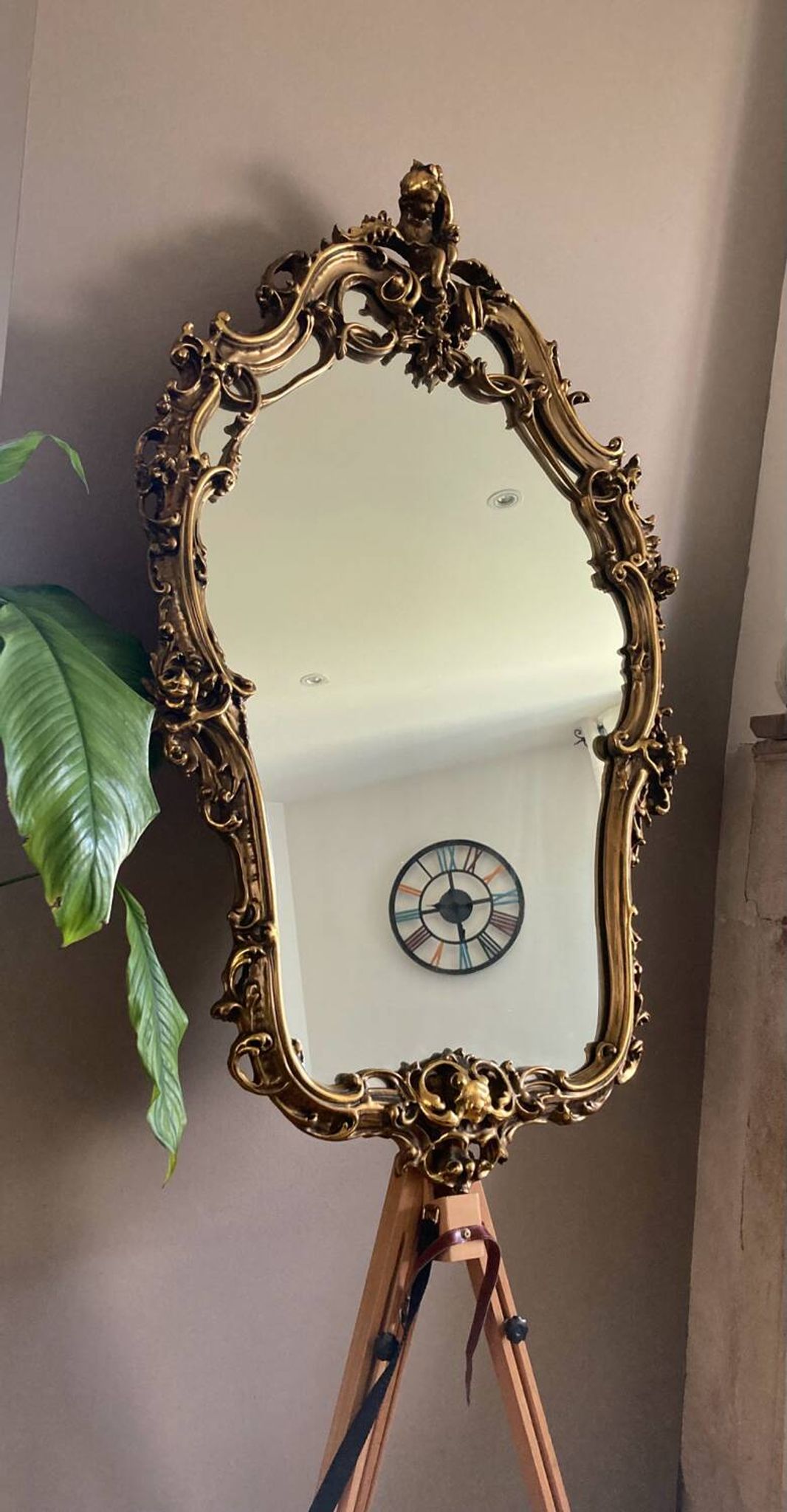 Rocaille style mirror from the 20th century in wood and gilded stucco, Putto on the pediment