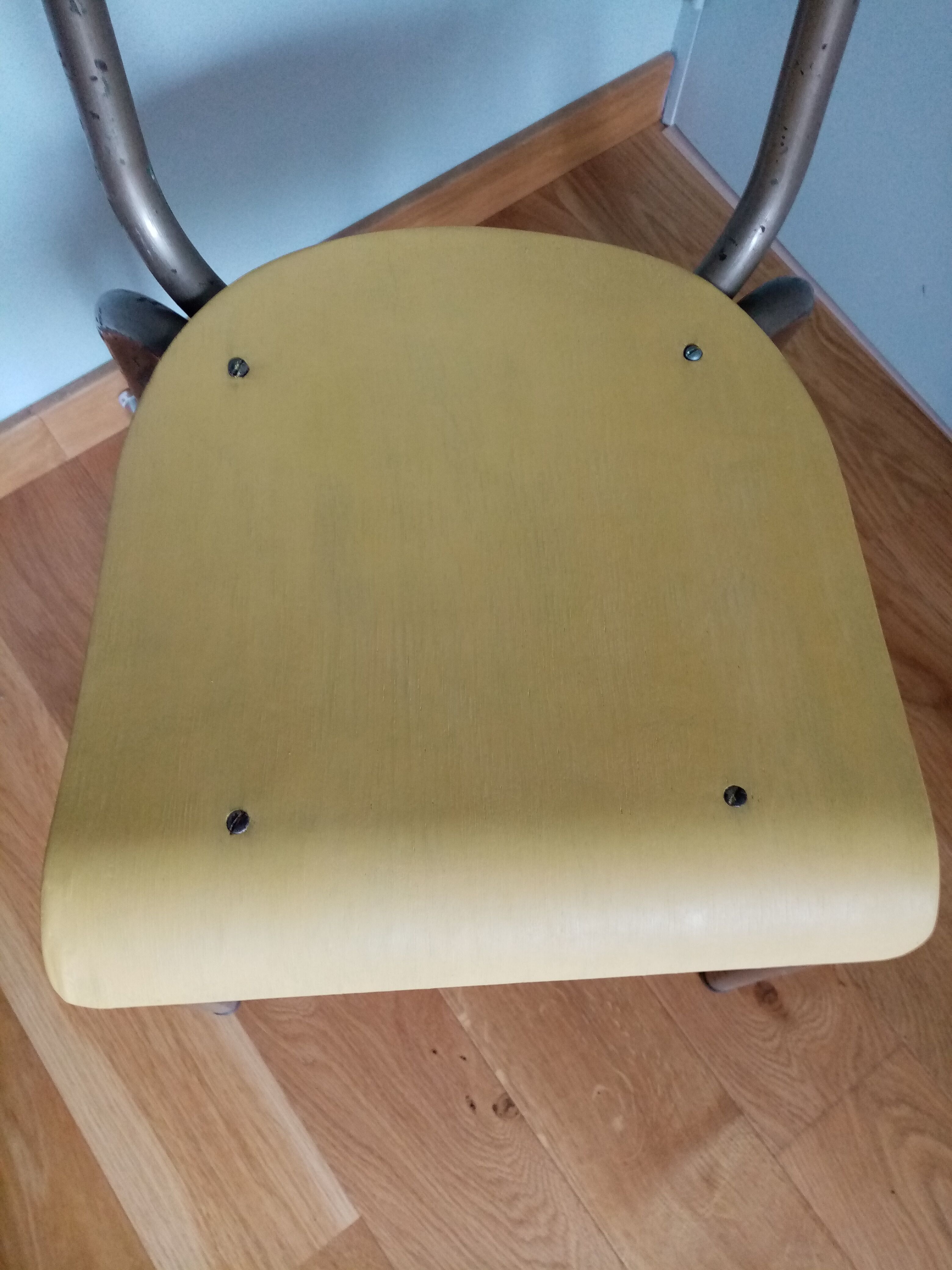 Chaise d'école adulte revisitée en jaune