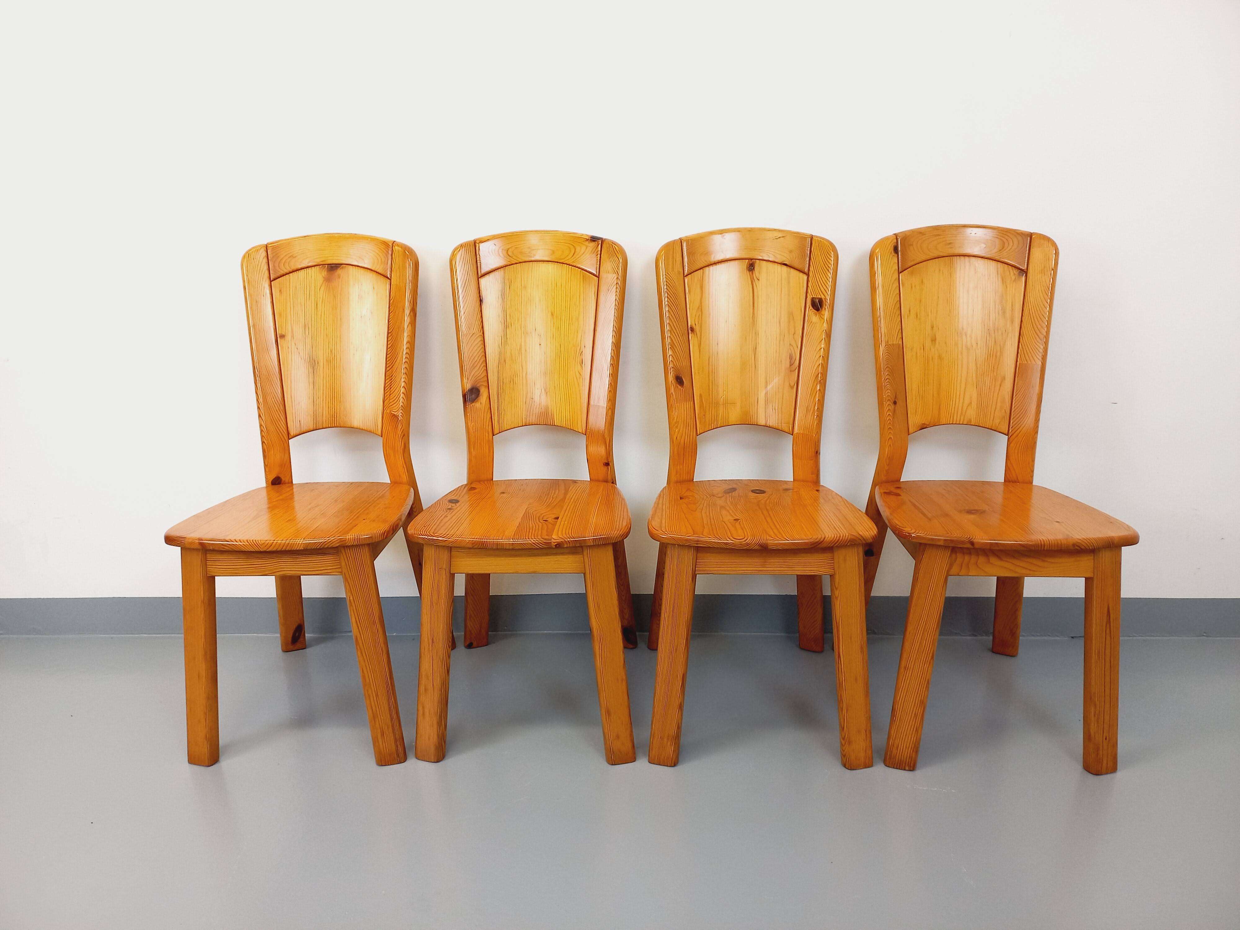 Set of 4 vintage chairs in pine from the 70s