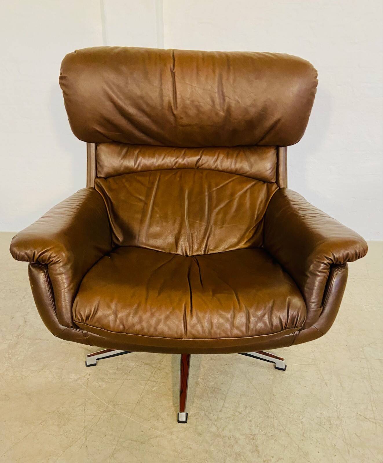 Chaise œuf pivotante en cuir danoise vintage des années 1970 par Bramin