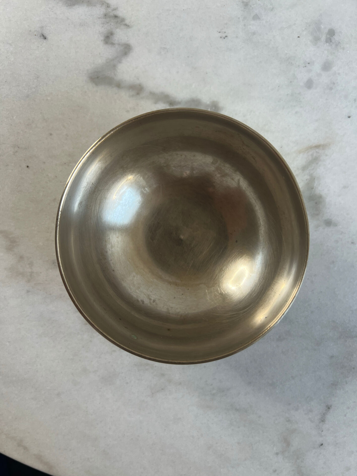 Silver-plated metal bowl — Sleek shape on a stand, modernist style