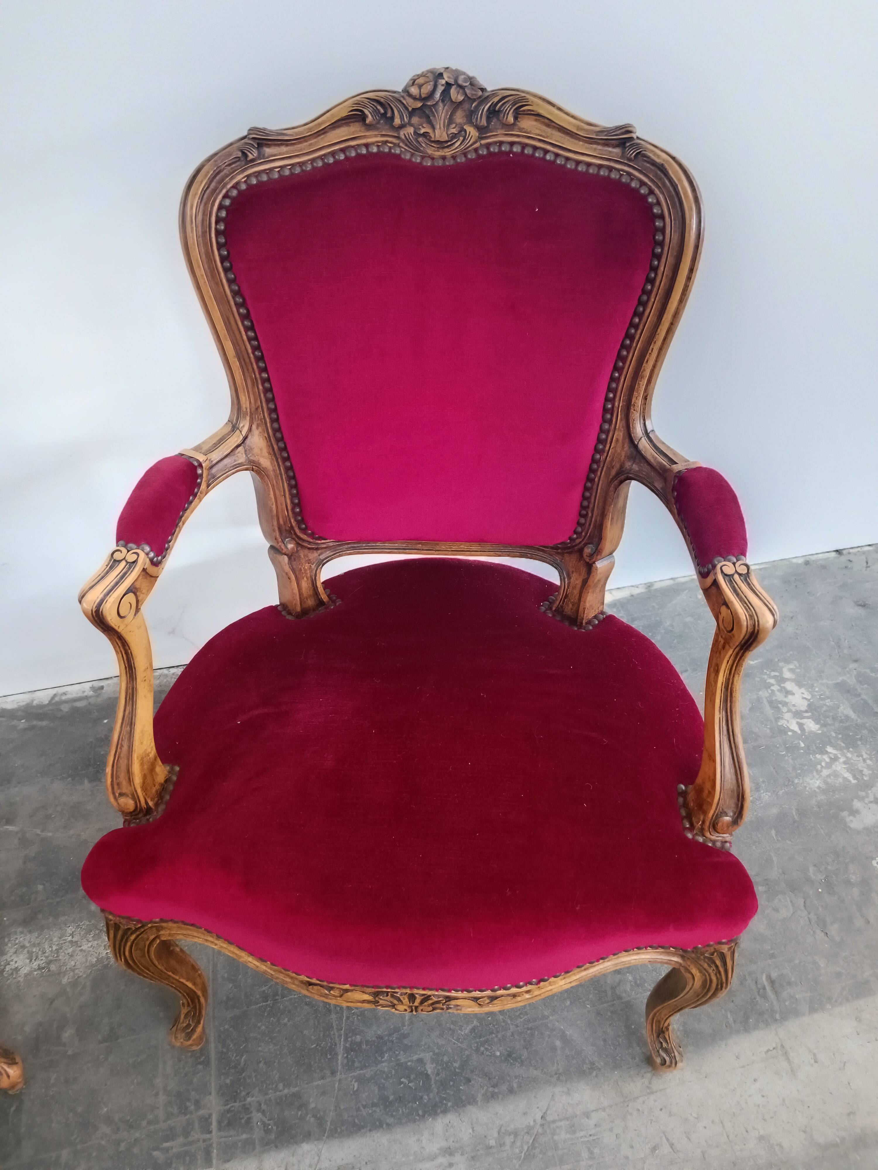 Ensemble banquette et 2 fauteuils style Louis XV en tissu rouge