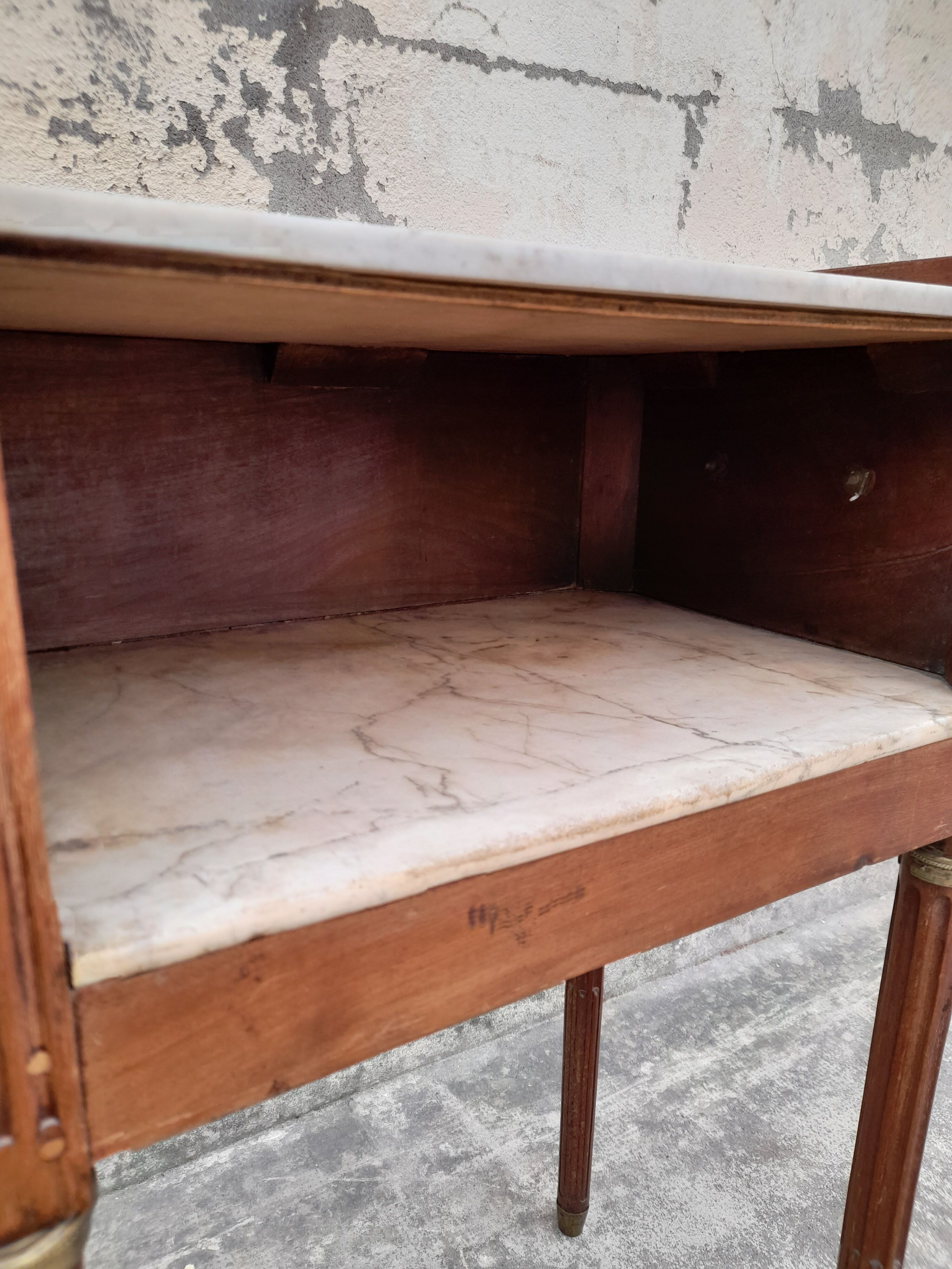 Table de chevet style louis xvi avec poignée