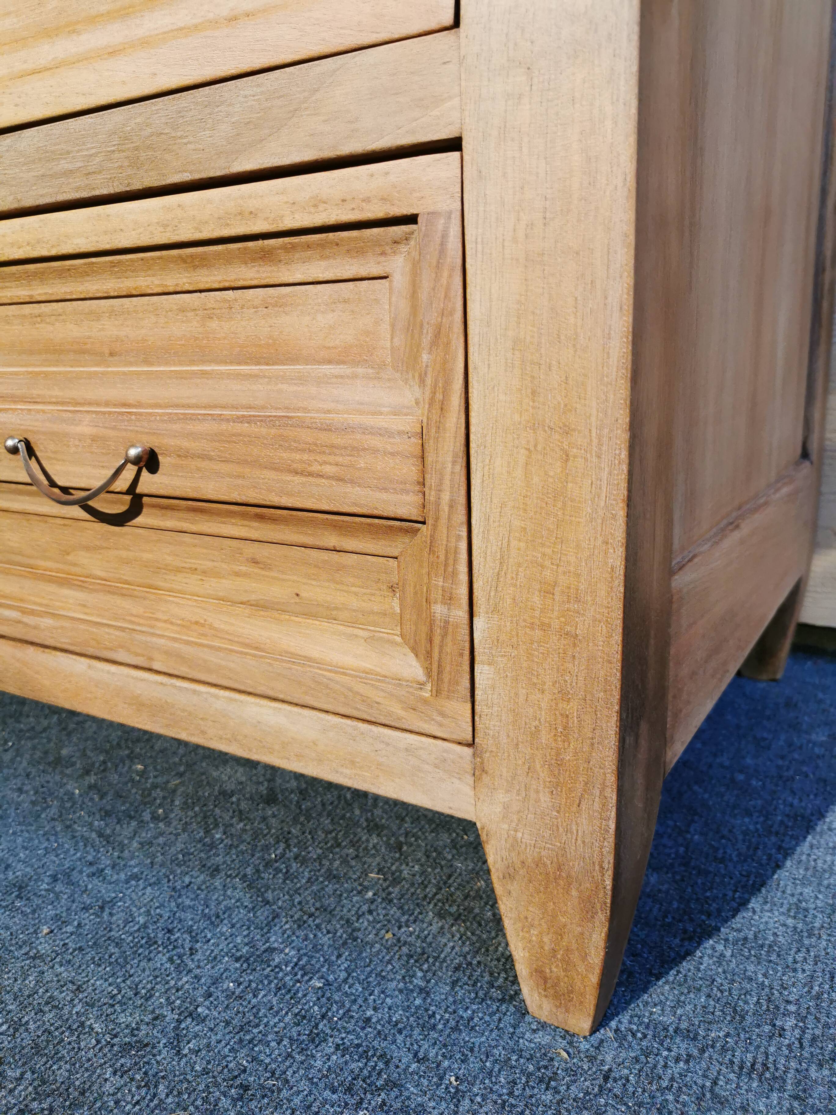 Oak chest of drawers