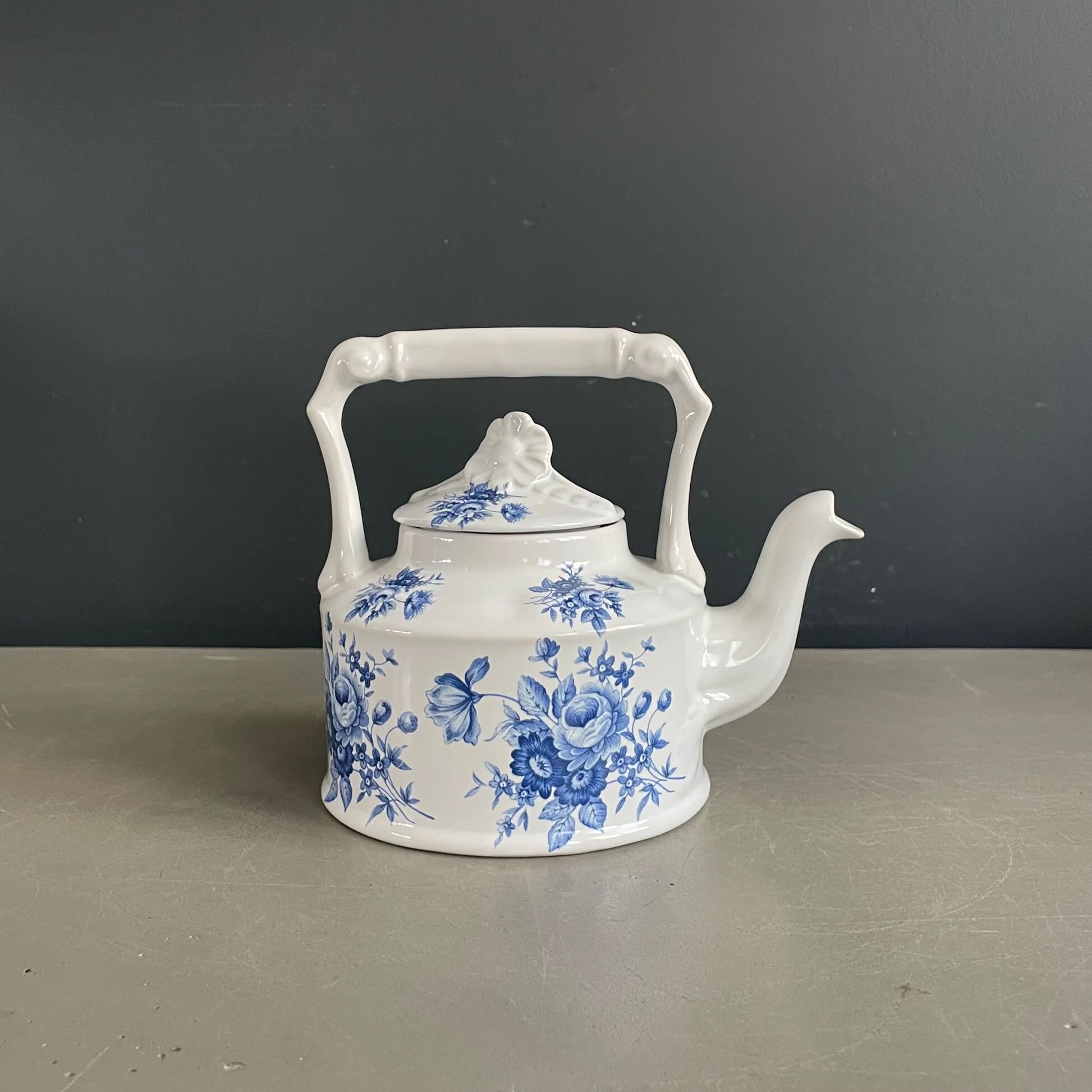 English teapot Arthur Wood in porcelain