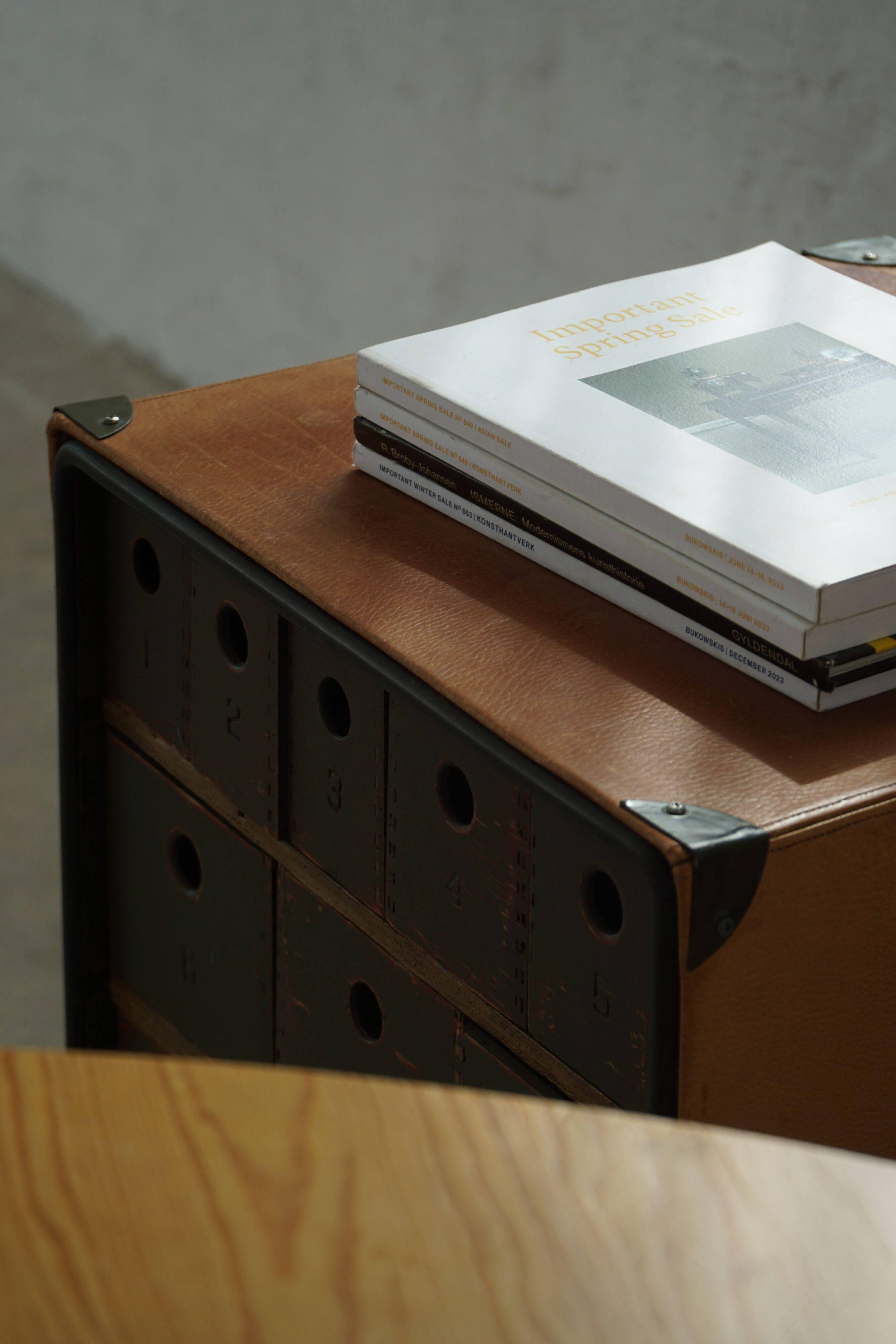 Vintage military-style trunk in leather and wood, late 20th century.