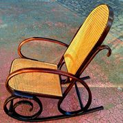 Fauteuil basculant dit rocking chair. Bois courbé et canage.